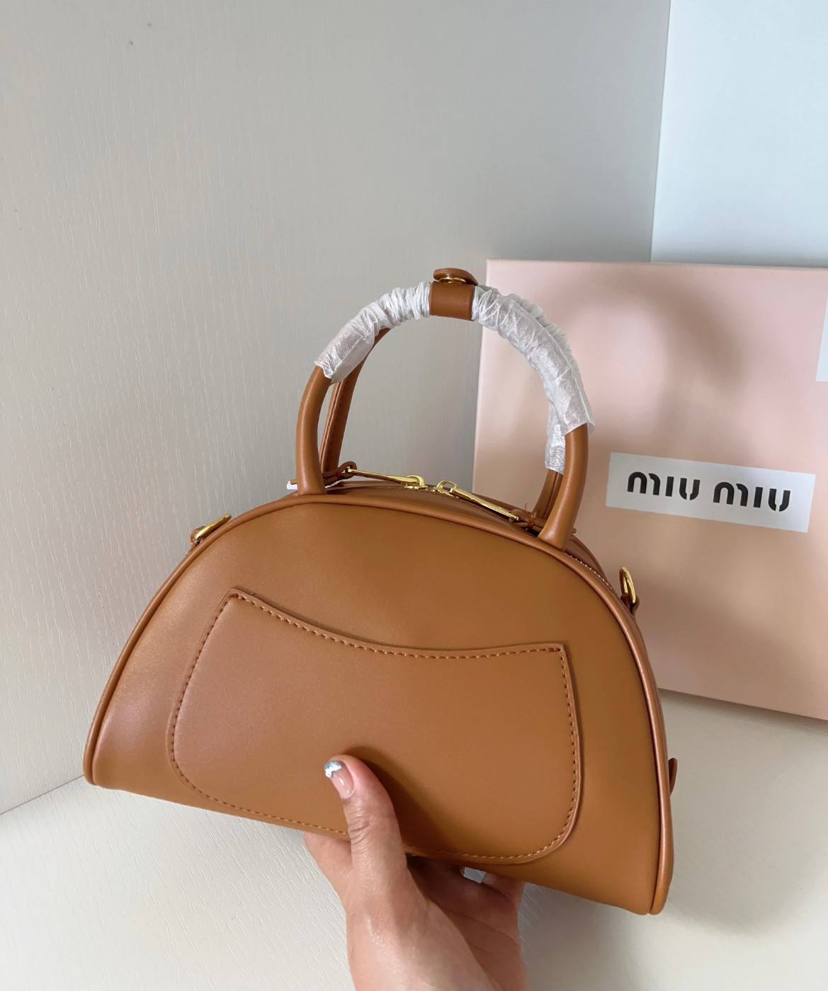 MIU MIU HALF-MOON TOP HANDLE BAG / Patent leather bowling bag / Miu Miu Leather top-handle bag กระเป๋าทรงพระจันทร์เสี้ยว หนังนิ่ม ลื่นเงา ตัดกับอะไหล่ทองได้ลงตัว