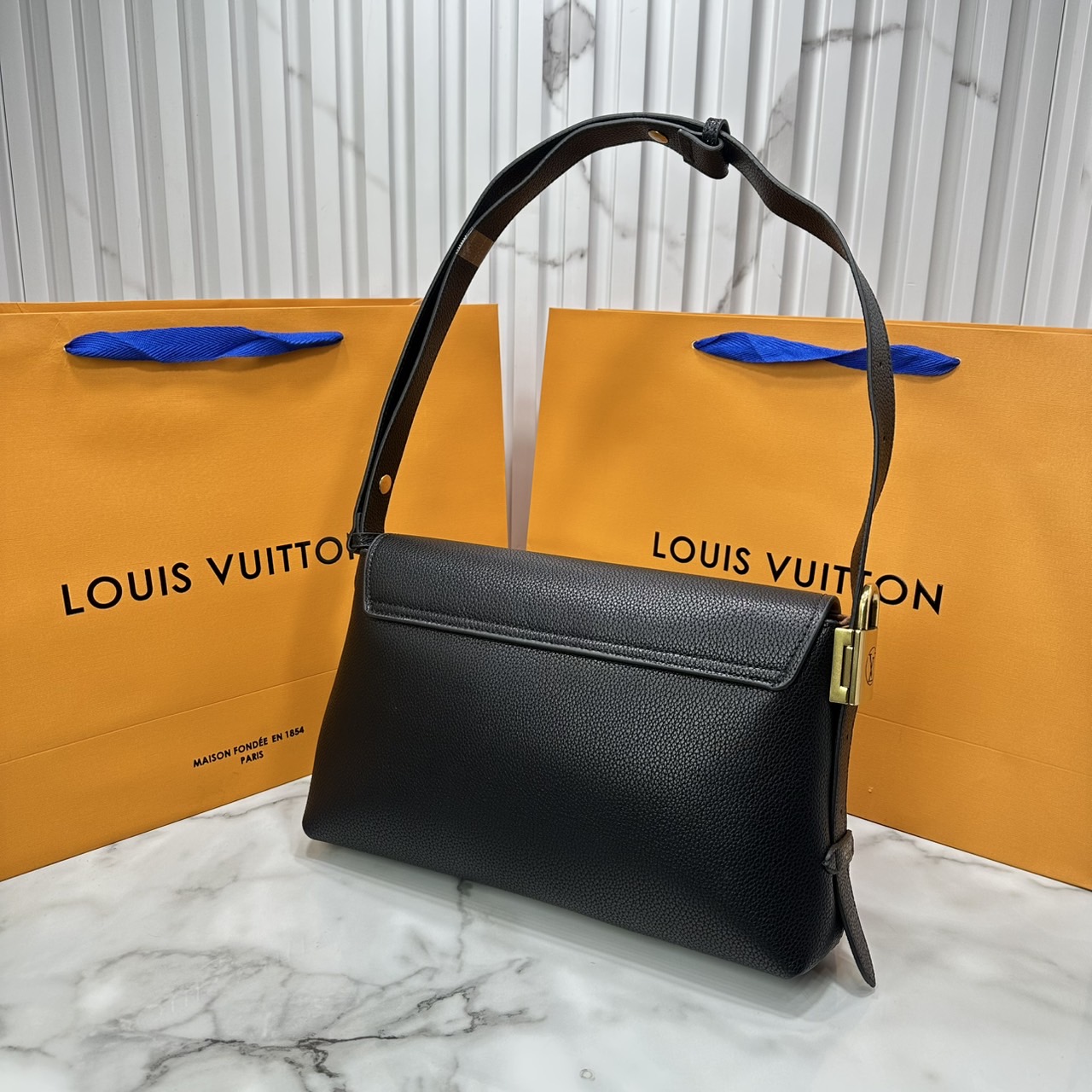 ORI หนังแท้ | LV Low Key Messenger Bag กระเป๋าสะพายทรงแมสเซ็นเจอร์ รูปทรงใหม่ สไตล์เรียบง่ายแต่หรูหรา ตกแต่งด้วยแม่กุญแจสีทองวินเทจ พร้อมใบลูกลายโมโนแกรมเพิ่มฟังชั่นการใช้งาน