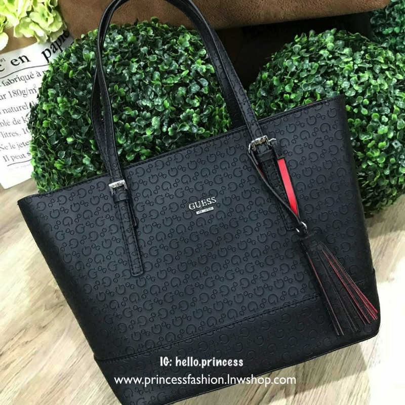GUESS SINGNATURE SHOPPER BAG (SIZE L) กระเป๋าสะพายรุ่นใหม่ล่าสุดจาก GUESS FACTORY หนังสวยอยู่ทรงปั้มลาย Singnature Brand รอบใบ ด้านหน้าประดับโลโก้แบรนด์ ด้านหลังมีช่องใส่ของ หูหิ้วสะพายไหล่ได้สามารถเลื่อนปรับระดับได้ พร้อมประดับพู่หนังห้อยที่หูกระเป๋าดูมี