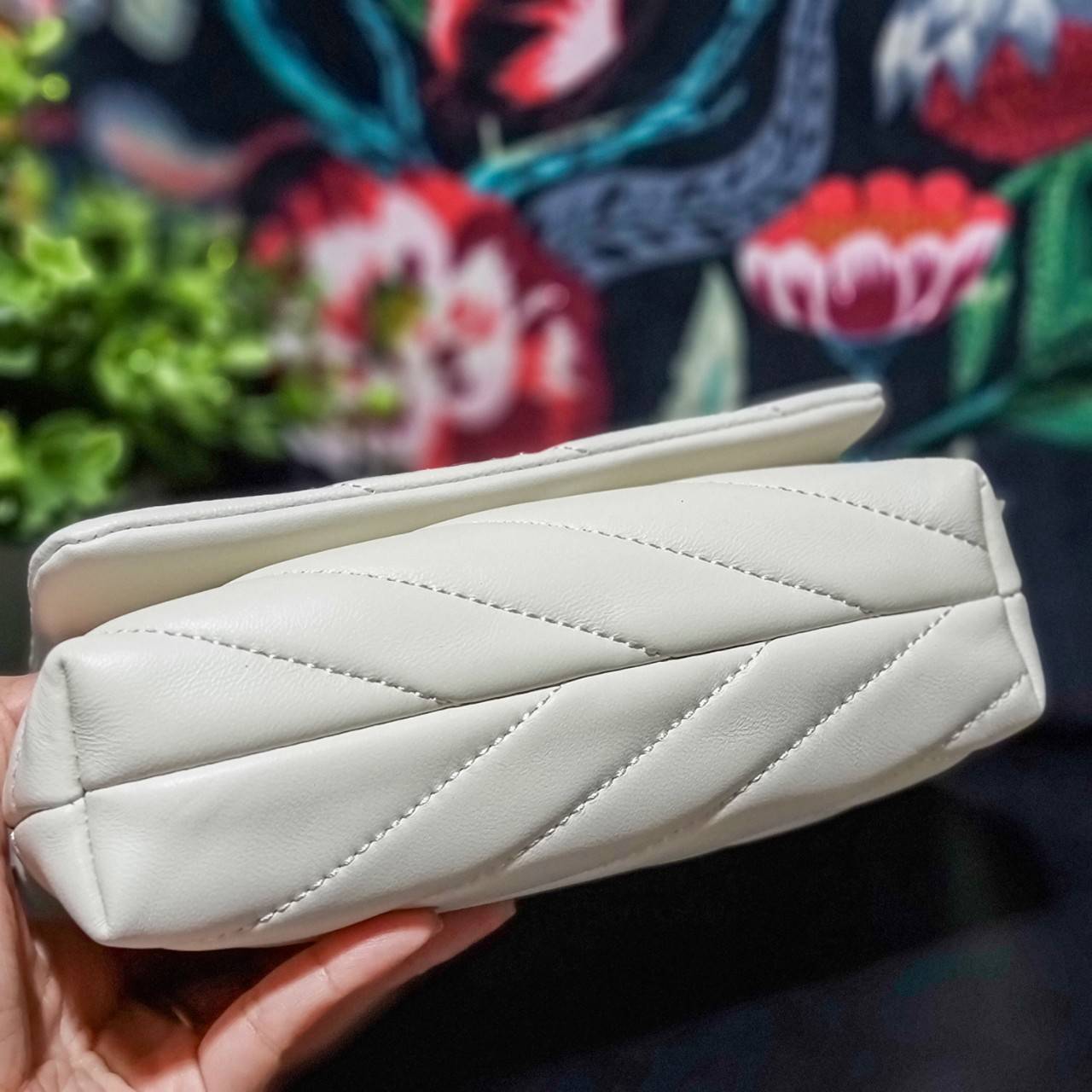 TORY BURCH KIRA CHEVRON EMBELLISHED LOGO MINI BAG ตามคำเรียกร้องจ้า!! ไซส์มินิ สะดวกใช้ พกพาง่าย สไตล์คุณหนู!! กระเป๋าสะพายข้าง ดีไซน์ทรงคลาสสิค โดดเด่นด้วยโลโก้ดีไซน์ประดับเม็ดสี เพิ่มมูลค่าและดึงดูดสายตามากขึ้น วัสดุหนังแกะ สัมผัสนิ่มมือ เปิด-ปิดด้วยกระ