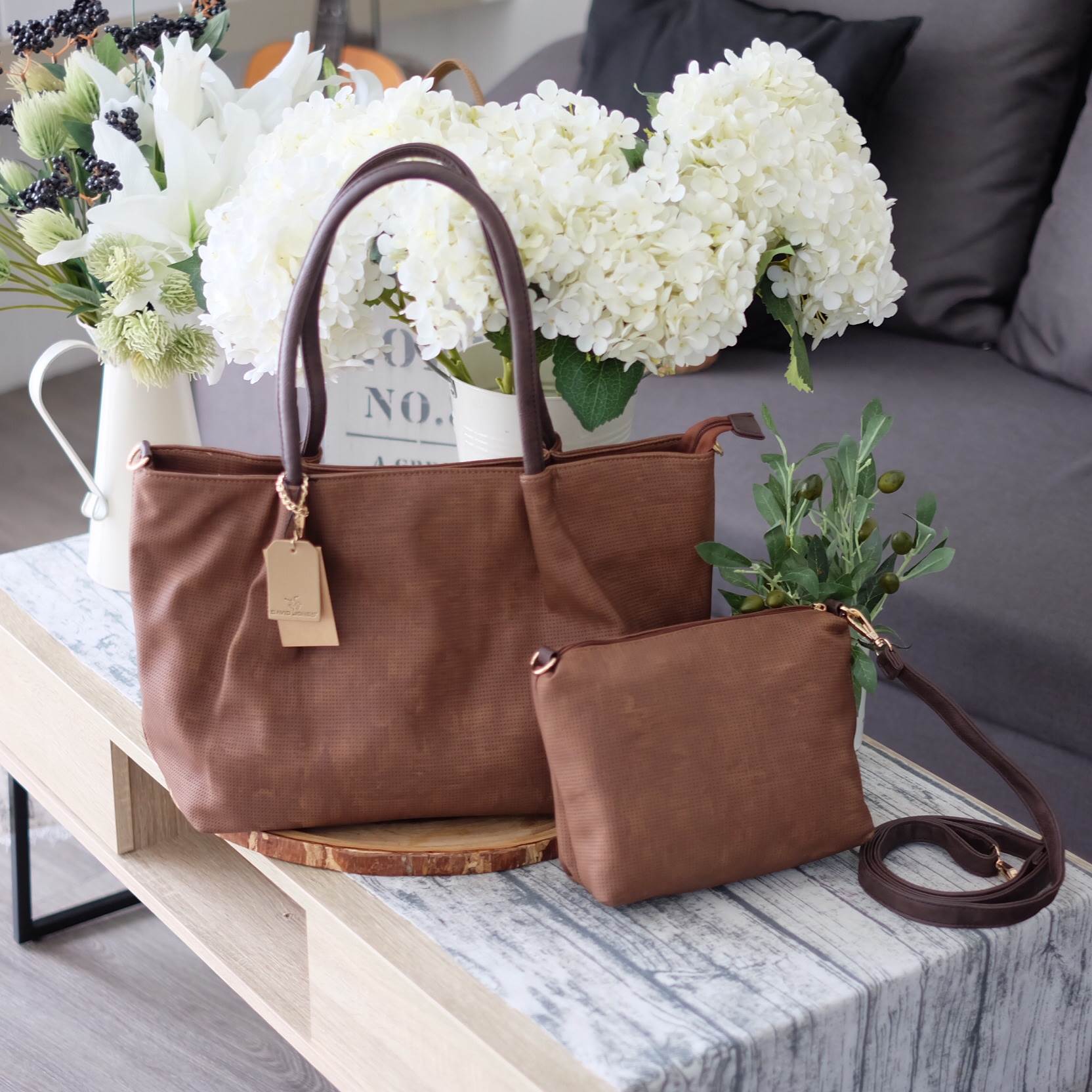 ทรงใหม่ล่าสุด สวยมากค่า ใบนี้ซื้อ 1 ได้ถึง 2 กระเป๋า ทรง Tote จากแบรนด์ David Jones ค่า ทรงนี้ นิยมถือกันมากๆ บอกเลยใบนี้ ของจริงสวยคะ หนังนิ้ม นิ่ม ค่า #ดีต่อใจ 😁❤️ 〰〰〰〰〰 รุ่นใหม่ล่าสุด หนังนิ่มมาก ใบนี้ มีใบเล็กแถมให้อีก 1 ใบค่ะ จะถือ หรื