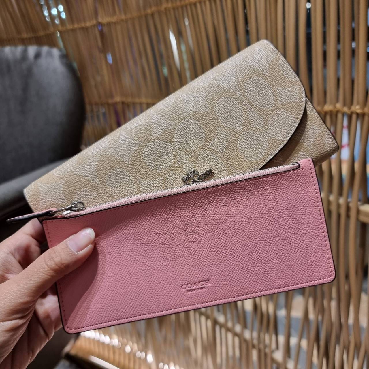 COACH F52601 POP SLIM ENVELOPE WALLET IN SIGNATURE รุ่นขายดี ขายหมด!! รุ่นหายาก!! เติมสต็อคจ้า!! กระเป๋าสตางค์รุ่นฝาพับ ดีไซน์เรียบหรู คลาสสิค ใช้งานง่ายและสะดวกมากๆ ด้วยซองซิปที่เสียบด้านหลัง ถอดแยกออกมาใช้ได้ หรือเอาออก พกกระเป๋าเดี่ยวๆก็ได้ ถือใบนี้ดูไ