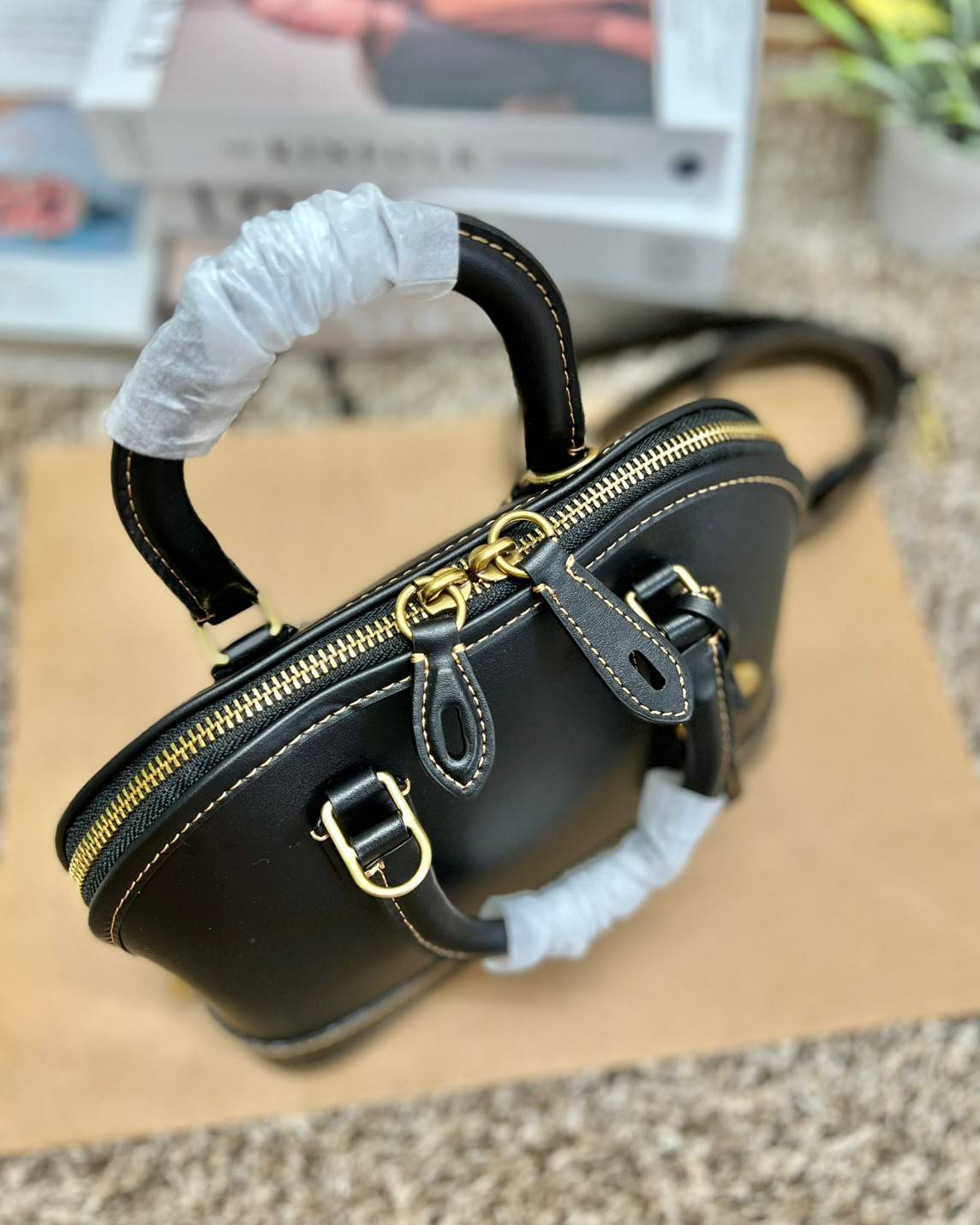 COACH REVEL BAG ((CC411)) ยังไม่เข้าไทย มีมาให้ตับจองก่อนใครที่นี่! พร้อมส่ง รุ่นใหม่ล่าสุด! สวยและดูดี ต้องยกให้รุ่นนี้เลยค่ะ กับกระเป๋าทรงโดม ที่ไม่ว่าลุคไหนๆก็เอาอยู่ หนังแท้เรียบสวยมากๆค่ะ 💕ด้านหน้าห้อยพวงแบรนด์+พวงหนังมาให้