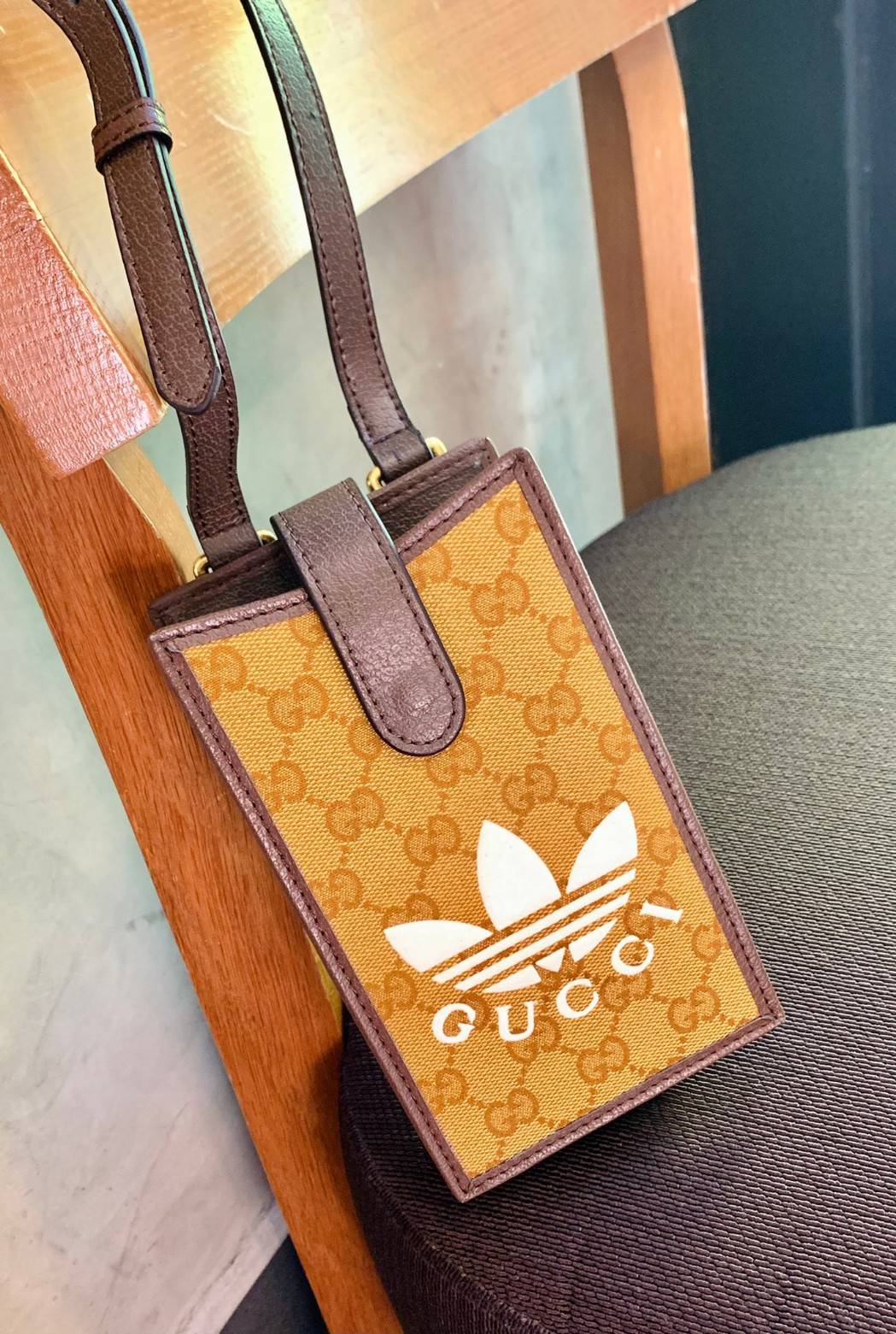 VIP 🥂 LIMITED EDITION Gucci x adidas Phone Case ไม่มีได้ยังไง สวยขนาดนี้ ที่หนุ่มๆสาวๆต้องมีติดตัวค่ะ 💙กระเป๋าใส่มือถือ หนังแท้ 🔺สีน้ำตาลอมเหลือง สัสดุJacquard ทอลายGG ค่ะ ด้านหน้าทั้ง3สี มีโลโก้แบรนด์แบบนูนอันเป็นสัญลักษณ์ของคอลเล
