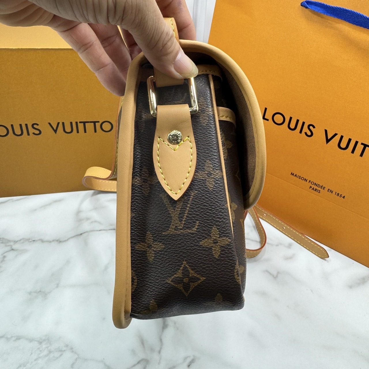 ORI หนังแท้ | LV Satchel Messenger Bag กระเป๋าสะพายทรงแมสเซนเจอร์ ดีไซน์วินเทจสุดไอคอนิกยุค'90s รังสรรค์จาก Monogram แคนวาส แต่งขอบหนัง ได้แรงบันดาลใจจากกระเป๋ารุ่น Gibecière ใช้งานในทุกวันกับทุกลุค