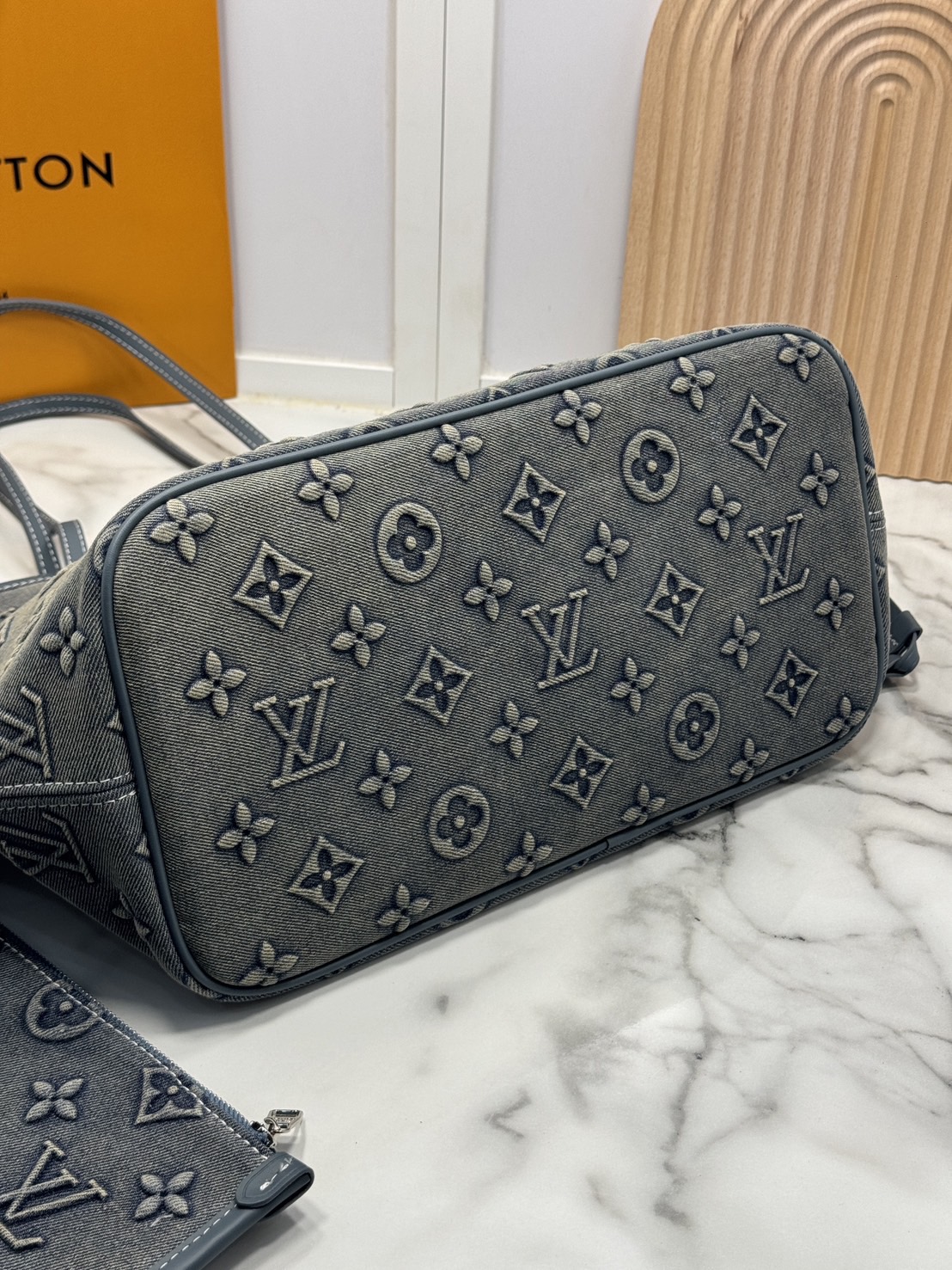 LV Neverfull MM Denim Tote Bag กระเป๋าสะพายทรงโท้ทเดนิมลายโมโนแกรมปั้มนูน พร้อมใบเล็กเข้าชุด ภายในโล่งกว้างมาก สะพายไปเที่ยวต่างจังหวัดคือดีงามมากจ้า หรือจะสะพายไปทำงาน ไปต่างประเทศก็สะดวก จัดไป!
