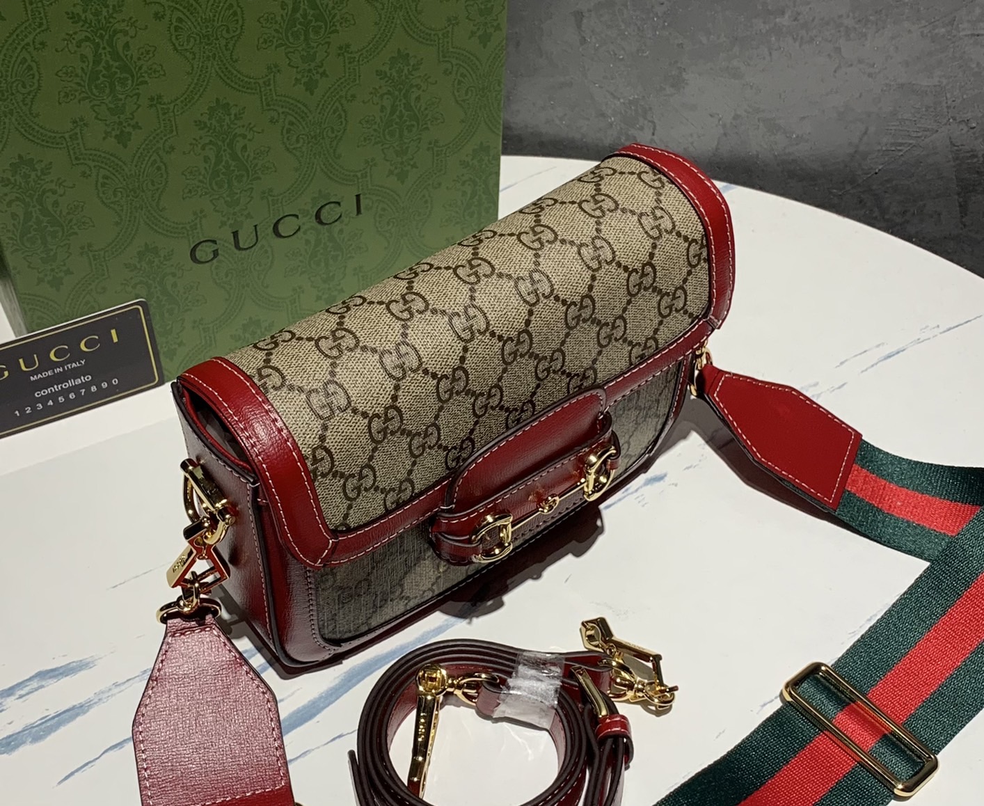 หนังแท้ GUCCI Horsebit 1955 mini bag GG Supreme canvas ที่สุดของรุ่นที่ฮอตหนักมาก คอลเลคชั่นที่ยอดขายดีตั้งแต่วันแรกที่ลง shop ด้วยรูปทรงที่กะทัดรัด ตอบโจทย์ได้ทุกลุค ทุกไลฟ์สไตล์ ใช้งานได้ง่ายคล่องตัว เรียกได้ว่าใครไม่มีได้ยังไง สวยขนาดนี้!!