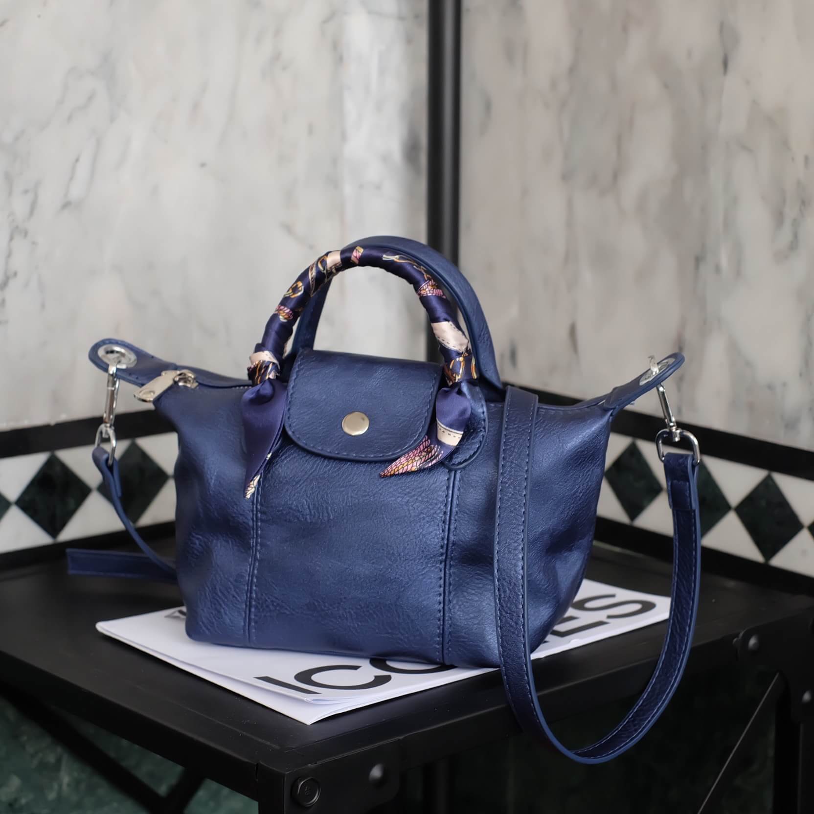 สีมาใหม่ค่า 💙 New arrival! KEEP ทรง longchamp รุ่น Duo Sister - สี Glitter blue ตัวกระเป๋าหนังแกะสังเคราะห์ ลายหนังสวยมากๆคะ นิ่ม สุดๆ รุ่นนี้ จะมี 2 ขนาด คือ mini และ basic ไซด์