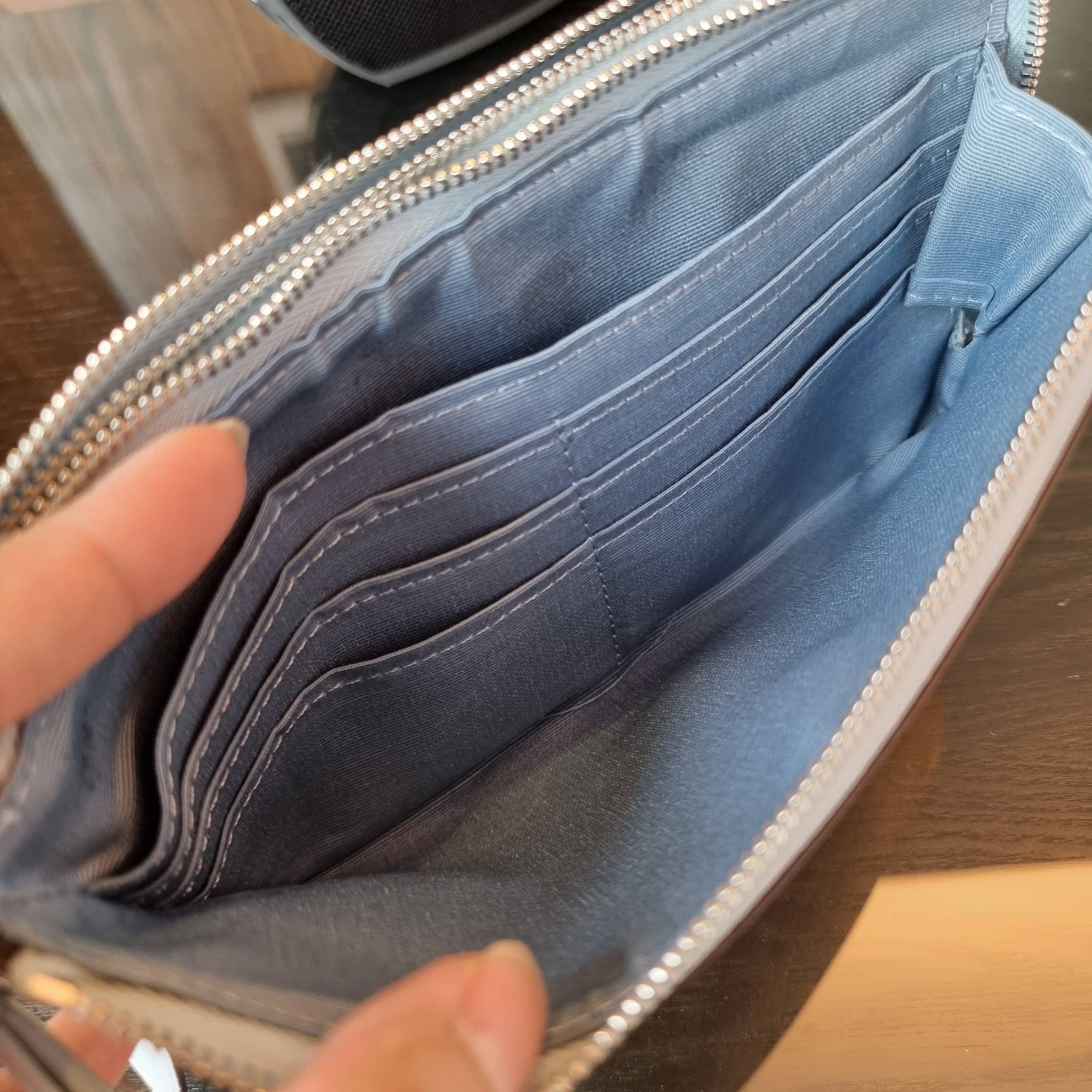 COACH F54057 DOUBLE ZIP WALLET IN SIGNATURE กระเป๋าคล้องมือ size L ใบนี้ใส่มือถือได้ทุกรุ่น ขนาดกำลังดี พกพาสะดวกมากๆ วัสดุหนังสังเคราะห์ ภายในเป็นผ้าสีสวยคม ใส่ธนบัตร ใส่บัตรได้เยอะ ใส่มือถือได้สบายๆทุกรุ่น ตอบโจทย์สาวๆที่ไม่ชอบพกเยอะวุ่นวายจ้า ใบนี้เอาอ