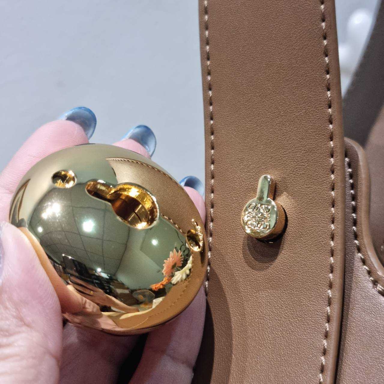 LOEWE MINI PEPBLE BUCKET IN MELLOW กระเป๋าทรงบัคเก็ต รูปทรงสวยใช้งานง่าย กิมมิคหรูหราสุดๆ เกรดออริ