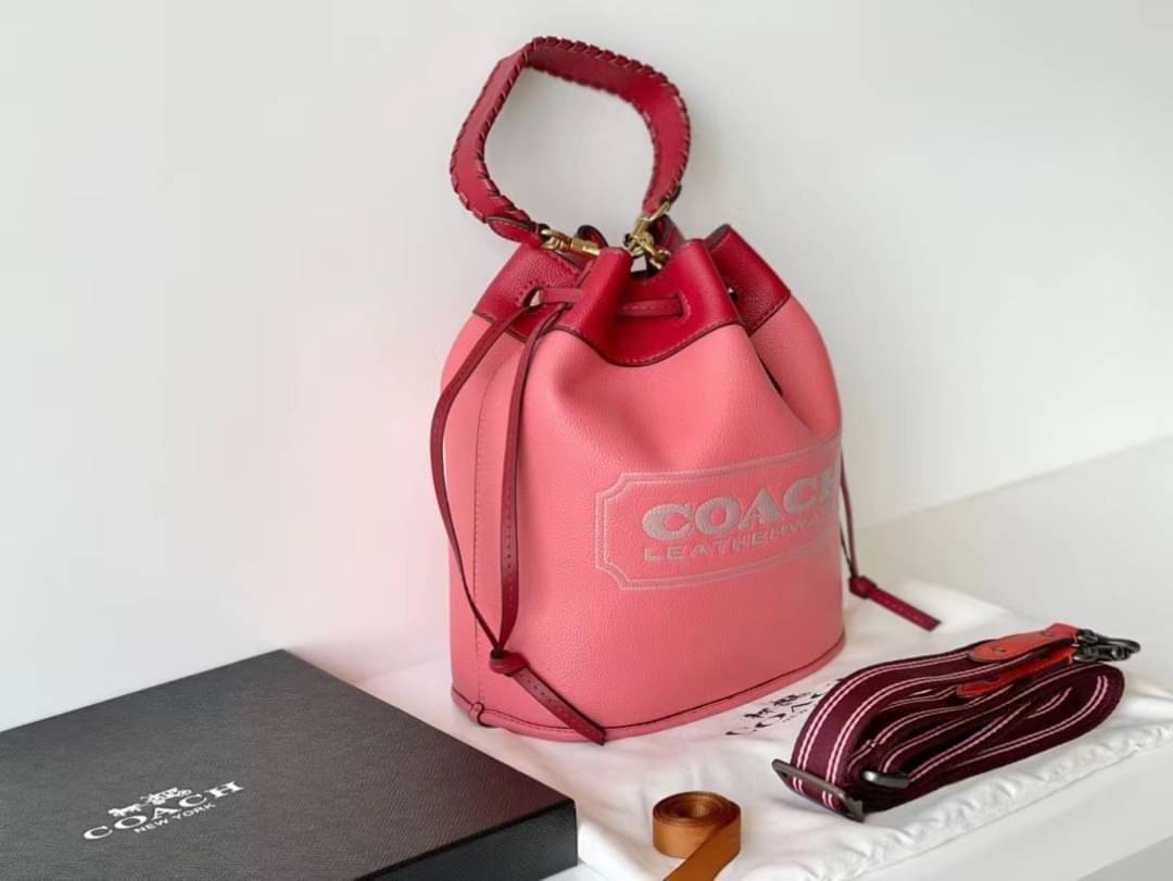 COACH Color-Block Leather Field Bucket Bag ((C3850//C3851)) พร้อมส่งที่ไทย กระเป๋าทรงขนมจีบ สุดฮิต ใช้ได้กับทุกๆวัน หนังแท้ลายหนังสวยนิ่มมือดีค่ะ ด้านหน้ามีโลโก้แบรนด์ตังใหญ่ ปากกระเป๋าแบบหูรูด ปล่อยหนังห้อยยาวลงมา ภายในกระเป๋ากว้างใส่กระเป๋าเงินใบยาวได้;