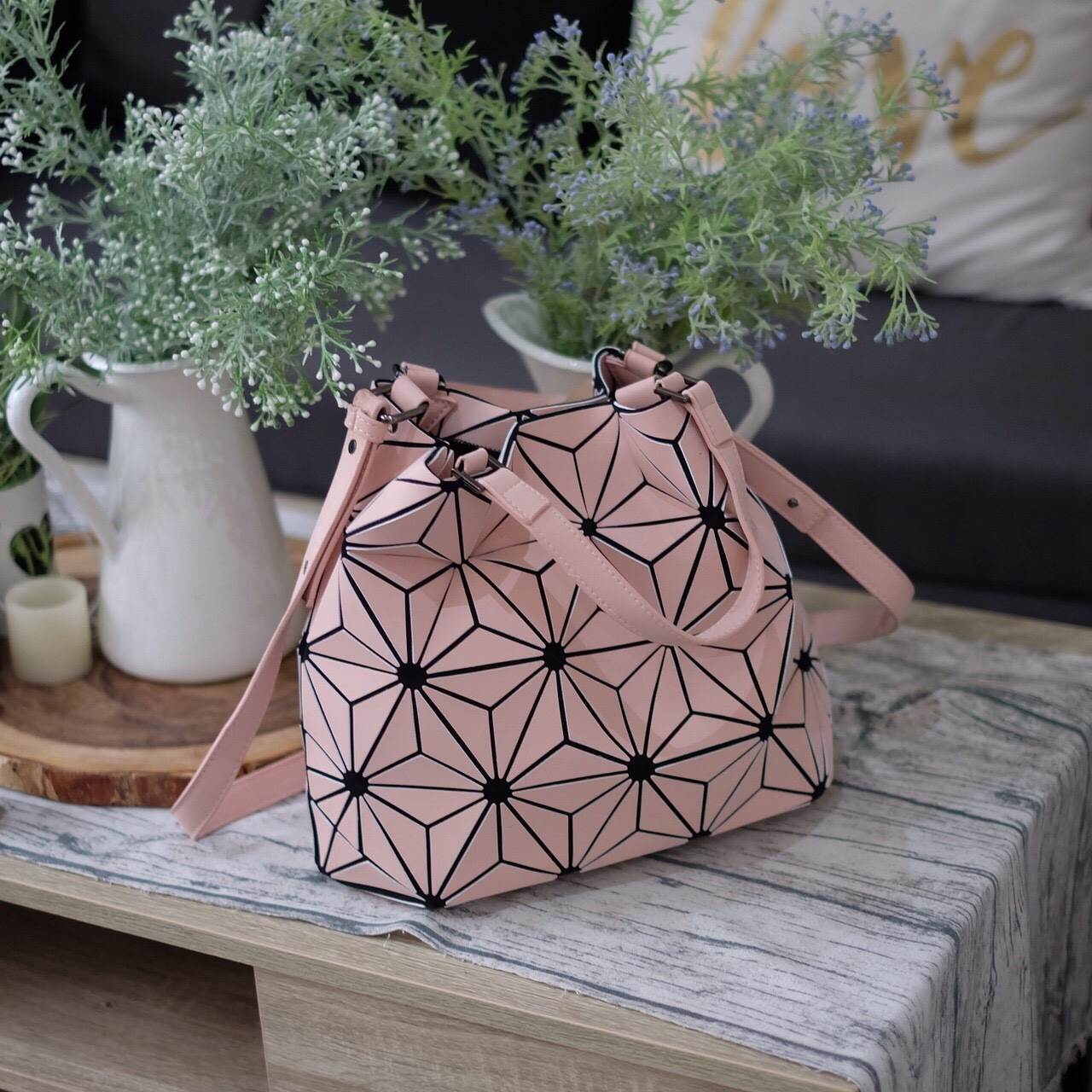 New Collection ka ' Matte Color ' ✨✨ สีด้าน มีให้เลือกถึง 4 สี 🍭🍭แถมยังลาย Limited edition หายาก 👍ปรับทรงได้ 2 แบบ น่ารักมาก จากแบรนด์ David Jones กระเป๋าสะพายข้างดีไซน์เกร๋มาก สีสวยหรูมาก ขนาดกะลังดีเลย น้ำ