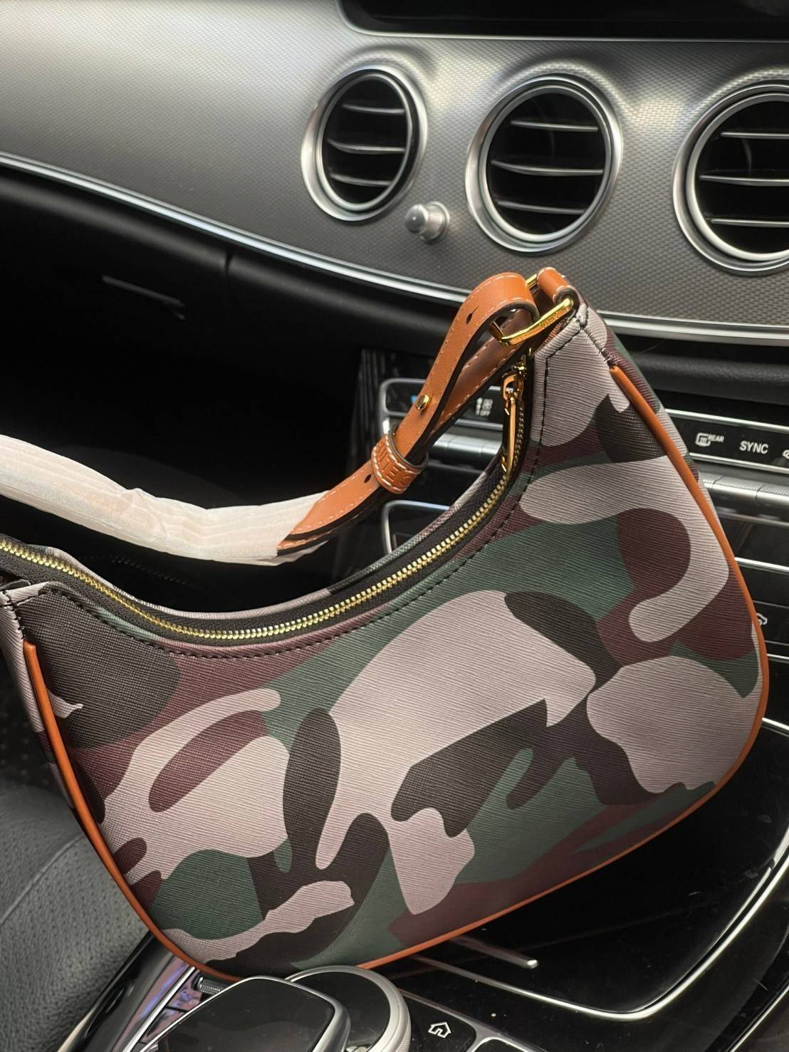 VIP 】Celine Ava Bag In Canvas With Camouflage And Celine Print รุ่นนี้ออกแนวสายลุยแต่ยังคงความคลาสสิกทั้งลายที่แสนโดดเด่น และสายแบบเข็มขัดก็เข้ากันได้ดีสุด ๆลวดลายcamo แบบสะดุดตา การใช้งานไม่ซับซ้อน ตอบโจทย์สำหรับหากสาว ๆ คนไหนที่กำลังมองหากระเป๋าสะพายไหล