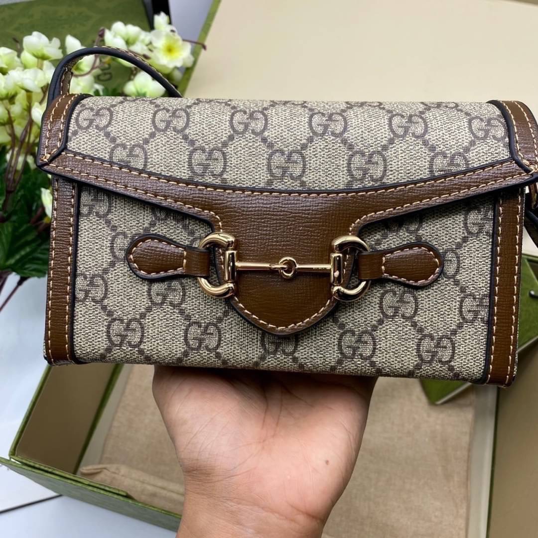 GUCCI HORSEBIT 1955 MINI BAG กระเป๋าสะพาย กระเป๋าใส่โทรศัพท์ ดีไซต์สัญลักษณ์วงแหวนตามแบบฉบับ GG มาพร้อมกล่องแบรนด์และสายสะพายยาวที่สามารถปรับระดับได้ พร้อมส่งให้สะพาย สวยๆ กันแล้ววันนี้ ใบนี้ must have..ค่ะ.!!