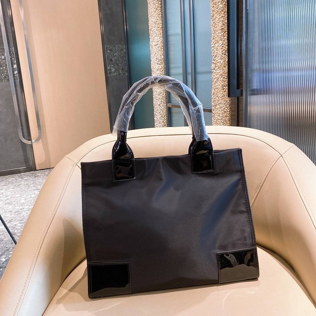 TORY BURCH ELLA PATENT MINI TOTE TOTE BAG กระเป๋าทรง SHOPPING วัสดุ NYLON ทั้งใบตัดด้วยหนังแก้วเงาสีดำ