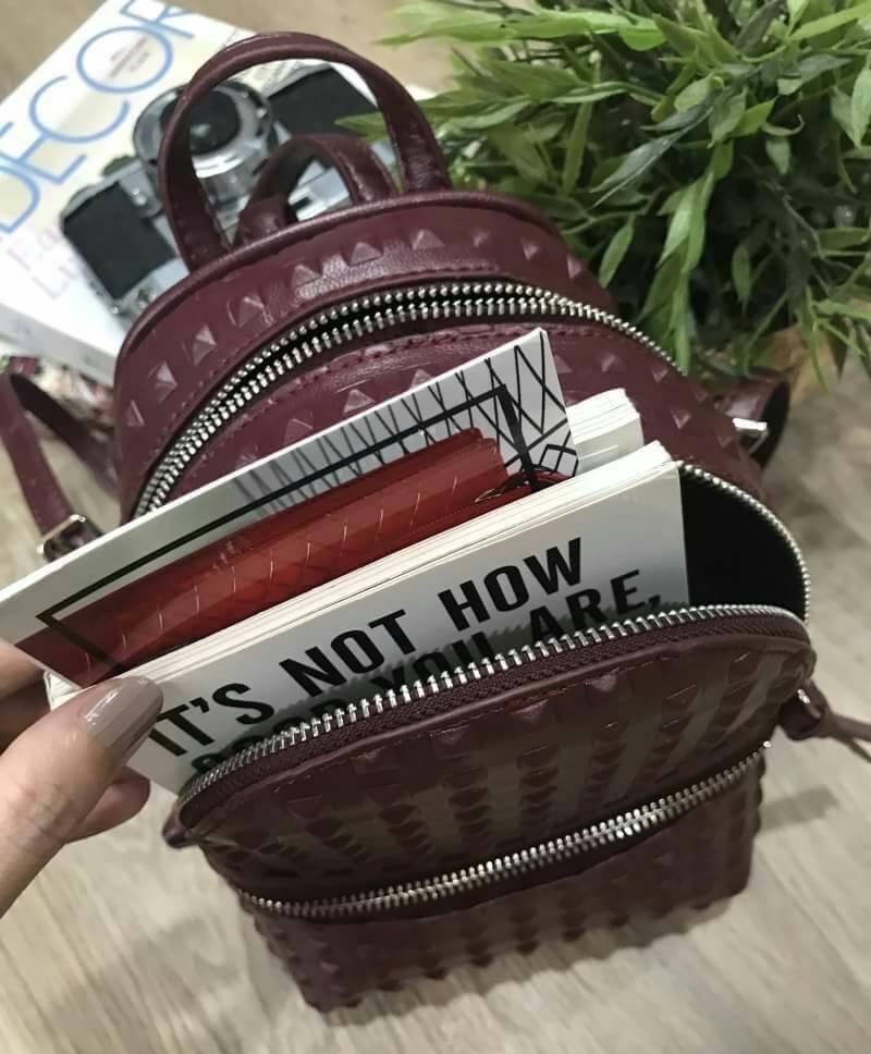 ZARA EMBOSSED STUDS MINI BACKPACK กระเป๋าสะพายเป้รุ่นใหม่ล่าสุดแบบชนช็อป ขนาดมินิน่ารัก วัสดุหนังขึ้นลายกราฟฟิกสวยเก๋ดูมีดีเทล เปิดปิดด้วยซิปรอบ ด้านหน้ามี1ช่องซิป มีช่องแบ่ง2ช่องเป็นสัดส่วน ภายในมีโลโก้และช่องใส่ของ สายสะพายหนังปรับระดับได้ ตัวจริงสวยดูด