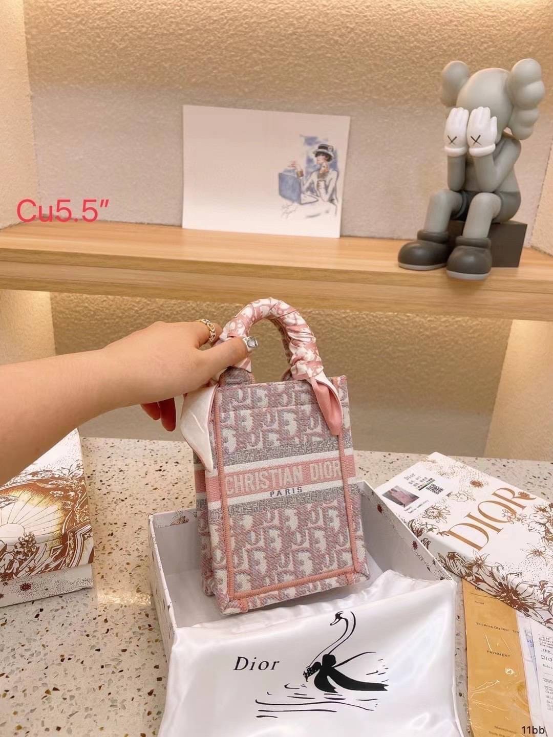 DIOR Mini Book Tote Phone Bag กระเป๋าสะพายทรงมินิโท้ท Shopping พร้อมสายสะพายสวยคลาสสิคถอดได้ ถือหรือสะพายได้ พกพาสะดวก ใช้งานง่ายสุดๆ วัสดุงานทอละเอียดคุณภาพดี ภายในเป็นช่องโล่ง ใบจริงงานสวยเกินเบอร์!! สวยงามเกินราคา ไม่ผิดหวังจ้า