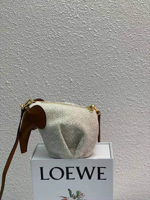 LOEWE Mini Canvas Anagram Jacquard Elephant Bag คอลเลคชั่นใหม่ล่าสุด น้องช้างไซส์มินิน่ารักมากมาย งานแบรนด์หรูจากประเทศสเปน โลเอเว่ (LOEWE) กระเป๋ารูปทรงช้างเป็นเหมือนหนึ่งในซิกเนเจอร์ของแบรนด์ ดีไซน์คงเอกลักษณ์วัสดุ Anagram Canvas Jacquard Fabric ผสมผสาน