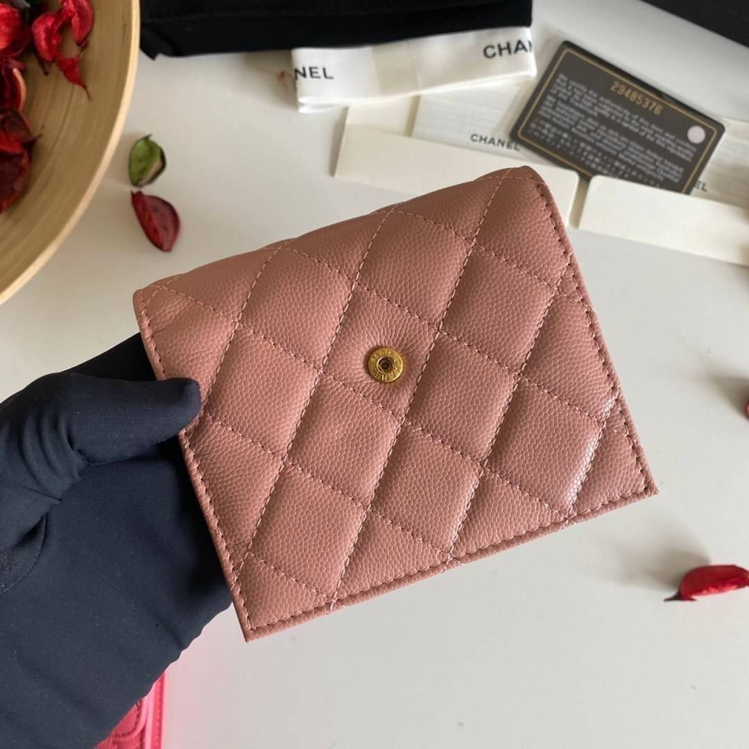 หนังแท้ Chanel Classic small wallet caviar 3 พับ พร้อมส่งที่ไทย รุ่นยอดนิยมไอเท็มฮิตวัสดุหนังแท้คาเวียร์สวยคลาสสิคเปิดปิดด้วยฝาปิดกระดุมด้านหน้ามีโลโก้แบรนด์อะไหล่ทองสวยหรูดูดี ตัวจริงสวยน่าใช้ Chanel mini นาทีนี้กำลัง in สุดๆ ภาพสินค้าถ่ายจากงานขายจริง ใ