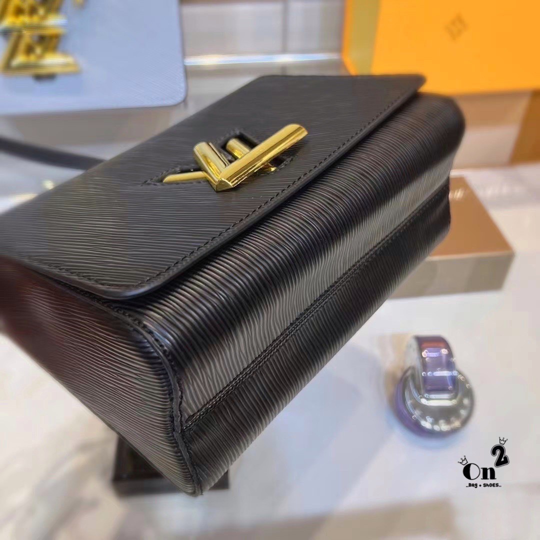 LOUIS VUITTON Twist MM Epi Leather Handbags / LV Twist MM หนัง Epi ลายเกรน ตัวล็อก LV Twist สีทองไอคอนิกช่วยเติมเต็มความสมบูรณ์แบบให้กับกระเป๋าได้อย่างลงตัว เหมาะสำหรับการใช้งานเป็น everyday bag หรือถือออกงานก็สวยเลยค่ะ