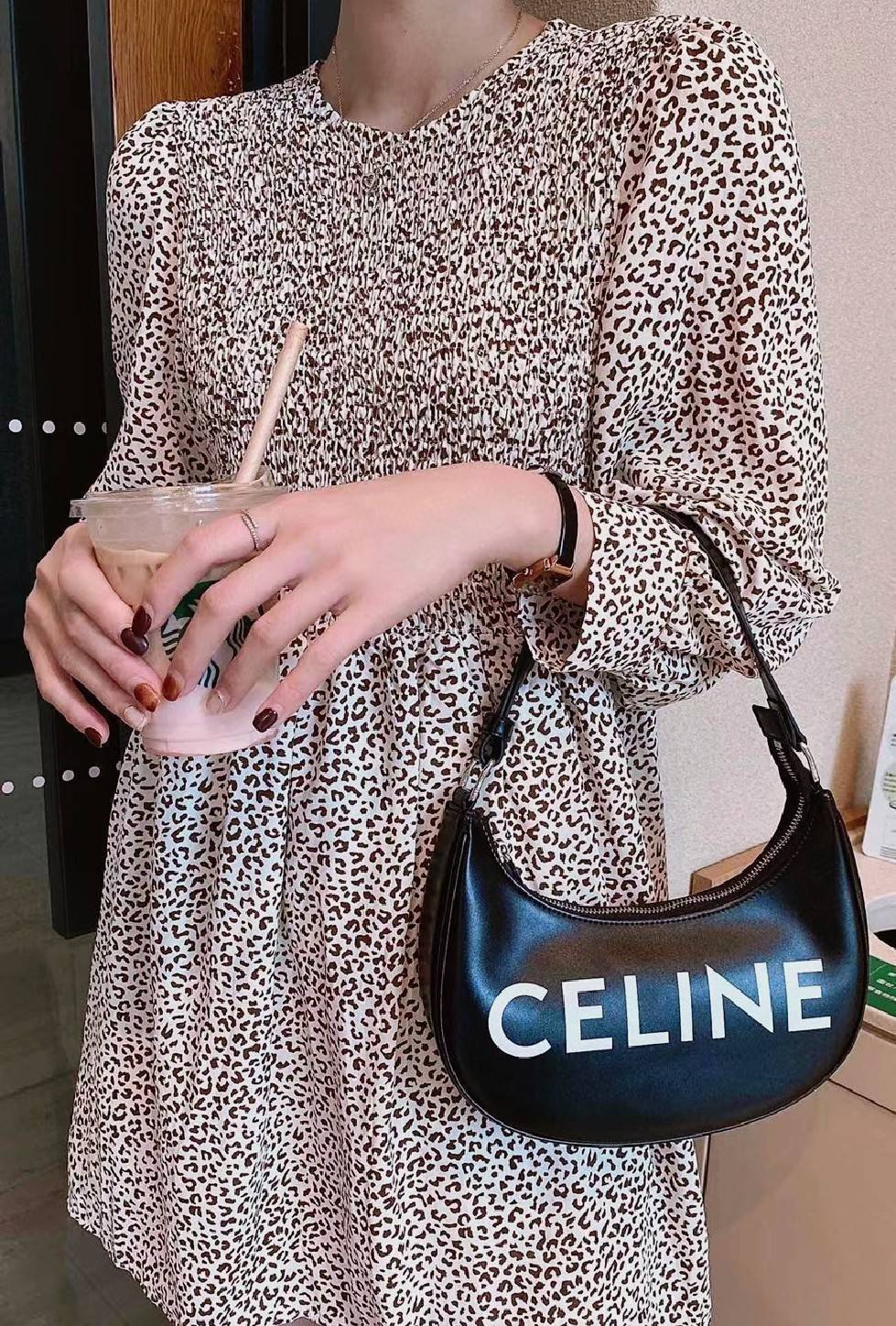 CELINE SHOULDER BAG VIP GIFT WITH PURCHASE (GWP) พรีเมี่ยมกิ๊ฟ Limited Edition จาก CELINE HAUTEPARFUME DUTYFREE COUNTER ดีไซน์ยอดนิยมหนังนิ่มสวยอยู่ทรงเปิดปิดด้วยซิปอะไหล่เงิน ภายในโล่งกว้างมีช่องเล็กสามารถใส่มือถือกระเป๋าสตางค์ใบยาวของใช้ได้จุ หูหิ้วหนัง