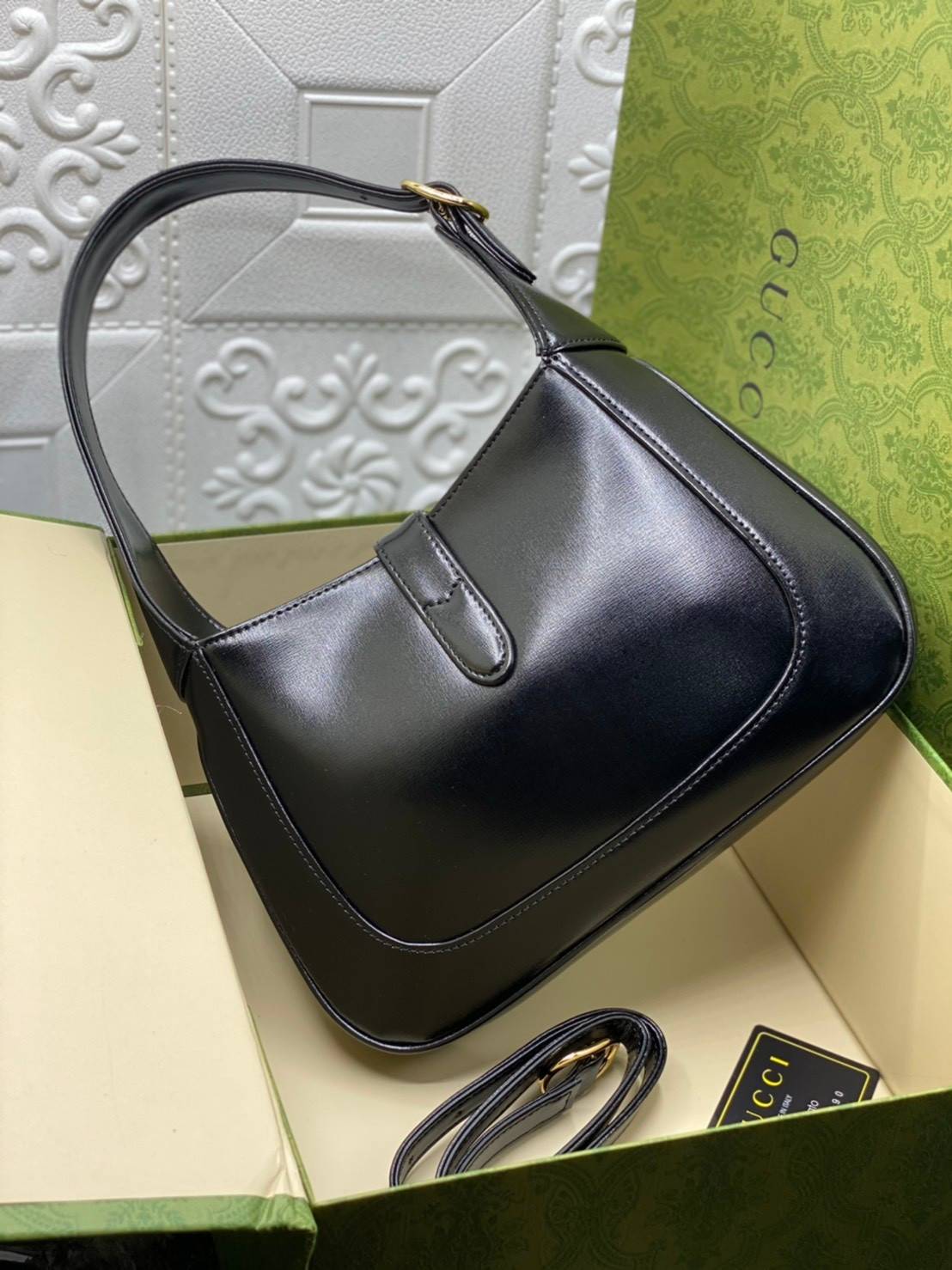 VIP GIFTbag 】หนังแท้ GUCCI Jackie 1961 mini shoulder bag กระเป่ารุ่นฮิตจาก Gucci ต้องบอกเลยว่าสำหรับสาวๆหลายคนนั้น ที่ชื่อชอบ หรือเป็นสาวกกลับแบรนด์อย่าง Gucci ต้องบอกเลยนะว่าสำหรับรุ่นนี้ห้ามพลาดไปทีเดียว บอกว่าได้เป็นตำนานควาวินเทจได้อย่างดี โดยขนาดของต