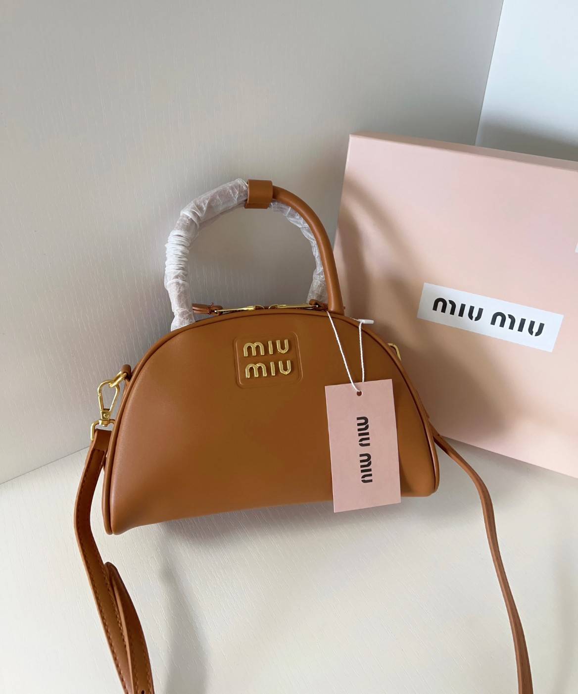 MIU MIU HALF-MOON TOP HANDLE BAG / Patent leather bowling bag / Miu Miu Leather top-handle bag กระเป๋าทรงพระจันทร์เสี้ยว หนังนิ่ม ลื่นเงา ตัดกับอะไหล่ทองได้ลงตัว