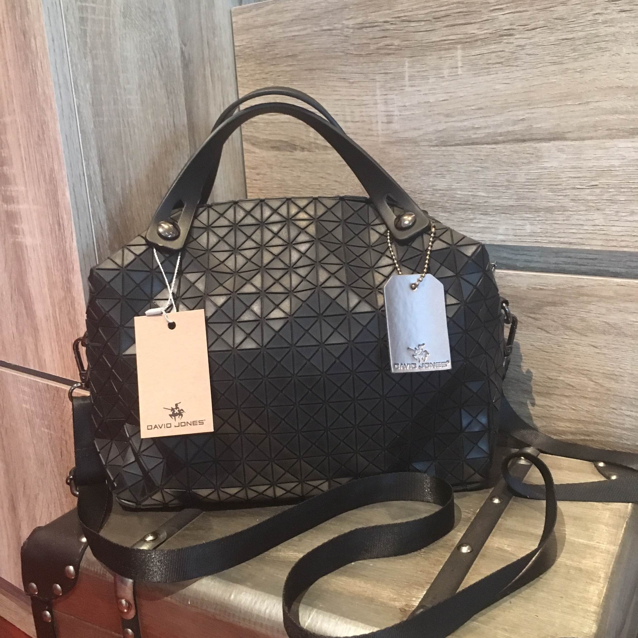 สินค้าขายดีที่สุด ทรงยอดฮิต จากแบรนด์ David Jones สวย น่ารัก ขนาดตอบทุกโจทย์การใช้งาน เห็นแล้วหลงรักเลยคะ ตัวกระเป๋าขนาดกำลังดี จุของคุ้ม สวยมาก ดูแลรักษาง่าย พร้อมสายสะพายยาว ภายในมีช่องซิป และช่องใส่ของจุกจิก 2 ด้าน เลยค่า มีถุงผ้าแบรนด์ให้คะ