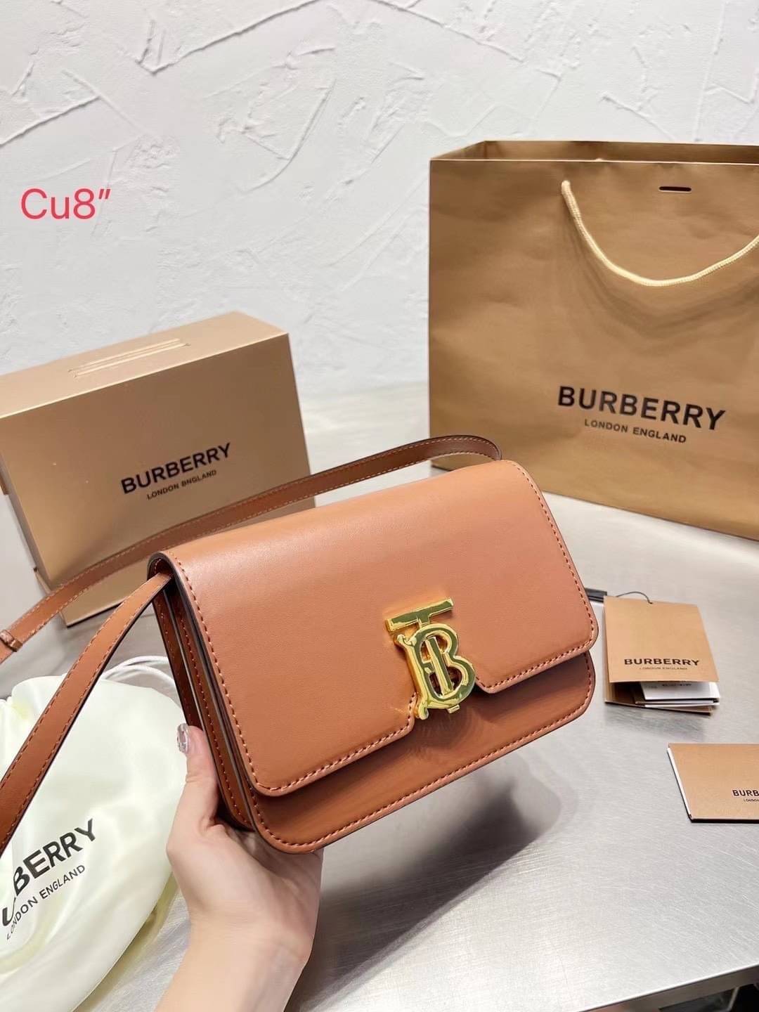 BURBERRY Leather Medium TB Bag / BURBERRY FRAGRANCES CROSSBODY BAG กระเป๋าสะพายหนังเรียบสวยอยู่ทรงดีไซน์ยอดนิยมประดับโลโก้แบรนด์ทองด้านหน้า เปิดปิดด้วยฝาปิดสัญลักษณ์ตัวB ภายในมีช่องแบ่งเป็นสัดส่วนมีช่องซิปหัวซิปแบรนด์