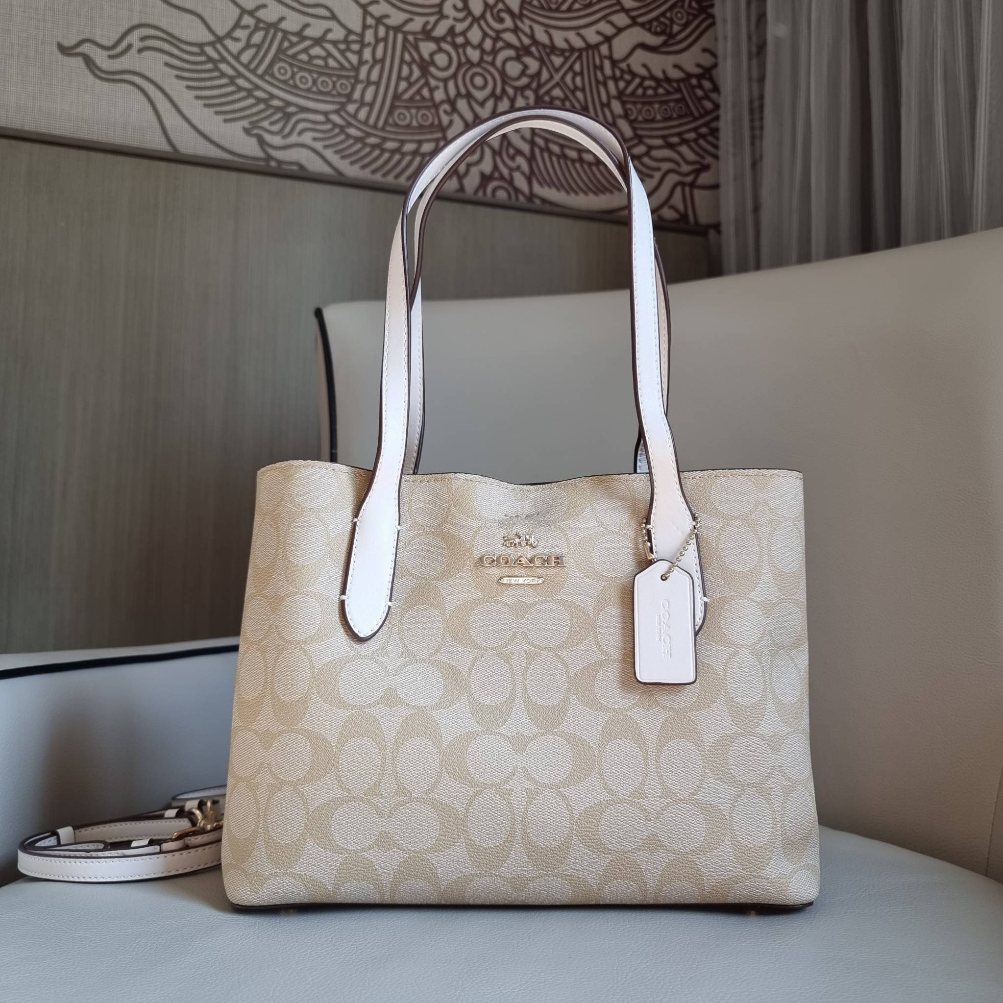 OUTLET 】COACH 73293 MINI AVENUE CARRYALL IN SIGNATURE CANVAS กระเป๋าสะพายรุ่นคลาสสิค คัมแบคแล้วจ้าแม่!! ไซส์กำลังสวย วัสดุหนังแคนวาสคุณภาพดี ด้านข้างเก็บทรงได้ เปิด-ปิดด้วยกระดุมแม่เหล็ก ใช้งานง่าย มีช่องซิป ใบนี้เห็นเล็กๆ แต่จุได้เยอะพอสมควรเลยน้า ɣ