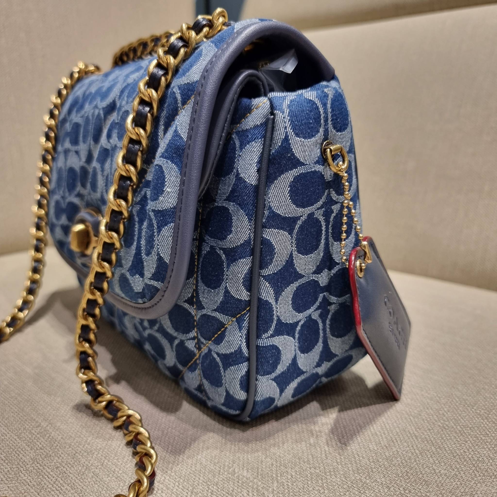 COACH CA104 PILLOW MADISON SHOULDER BAG IN SIGNATURE DENIM WITH QUILTING หรูหราที่หนึ่งต้องยกให้เลย กับไอเท็มนี้ กระเป๋าสะพายดีไซน์สุดล้ำ เดินเส้นสวยคม วัสดุผ้าเดนิม สวยเฉียบ ดูแพง เปิด-ปิดด้วยตัวบิดล็อค ใช้งานสะดวก ด้านหลังมีช่องเก็บของจุกจิกได้ ภายในแบ่