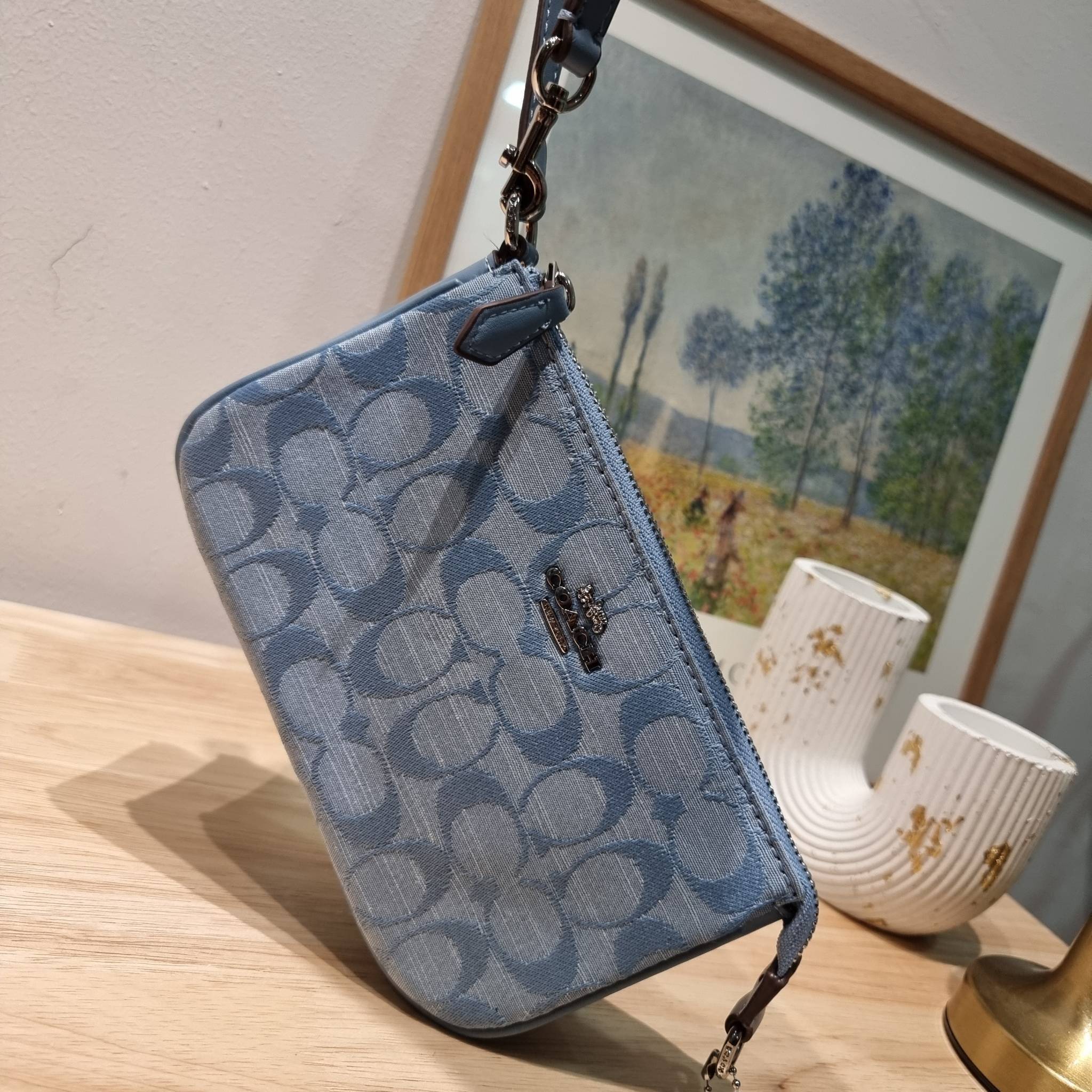 COACH Nolita 15 In Signature Chambray CI027 พร้อมส่ง คอลเลคชั่นใหม่ น่ารักน่าใช้ ในสไตล์คลาสสิค กระเป๋าทรงพอชขนาดมินิ สาวๆเห็นใบจริง ยังไงก็ต้องหลงรักไอเท็มนี้แน่นอนจ้า