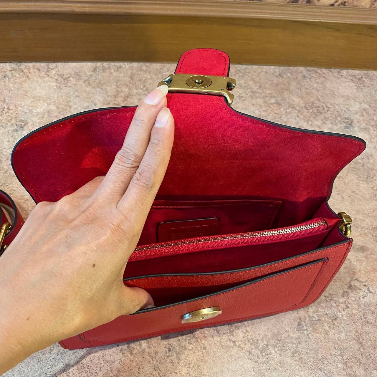 COACH TABBY SHOULDER BAG 26 ((73995)) พัฒนามากจากกระเป๋า Coach รุ่นดังยุค 1970 ทำจากผ้า Canvas เคลือบลายซิกเนเจอร์ หนังลายกรวดและหนังกลับ ด้วยวัสดุคลาสสิค มากับสายที่ถอดได้ถึง 2 สาย ไม่ว่าจะเป็นสายหิ้วหรือสายสะพาย หนังลายกรวดและหนังลูกวัวแบบเนื้อละเอียด แ