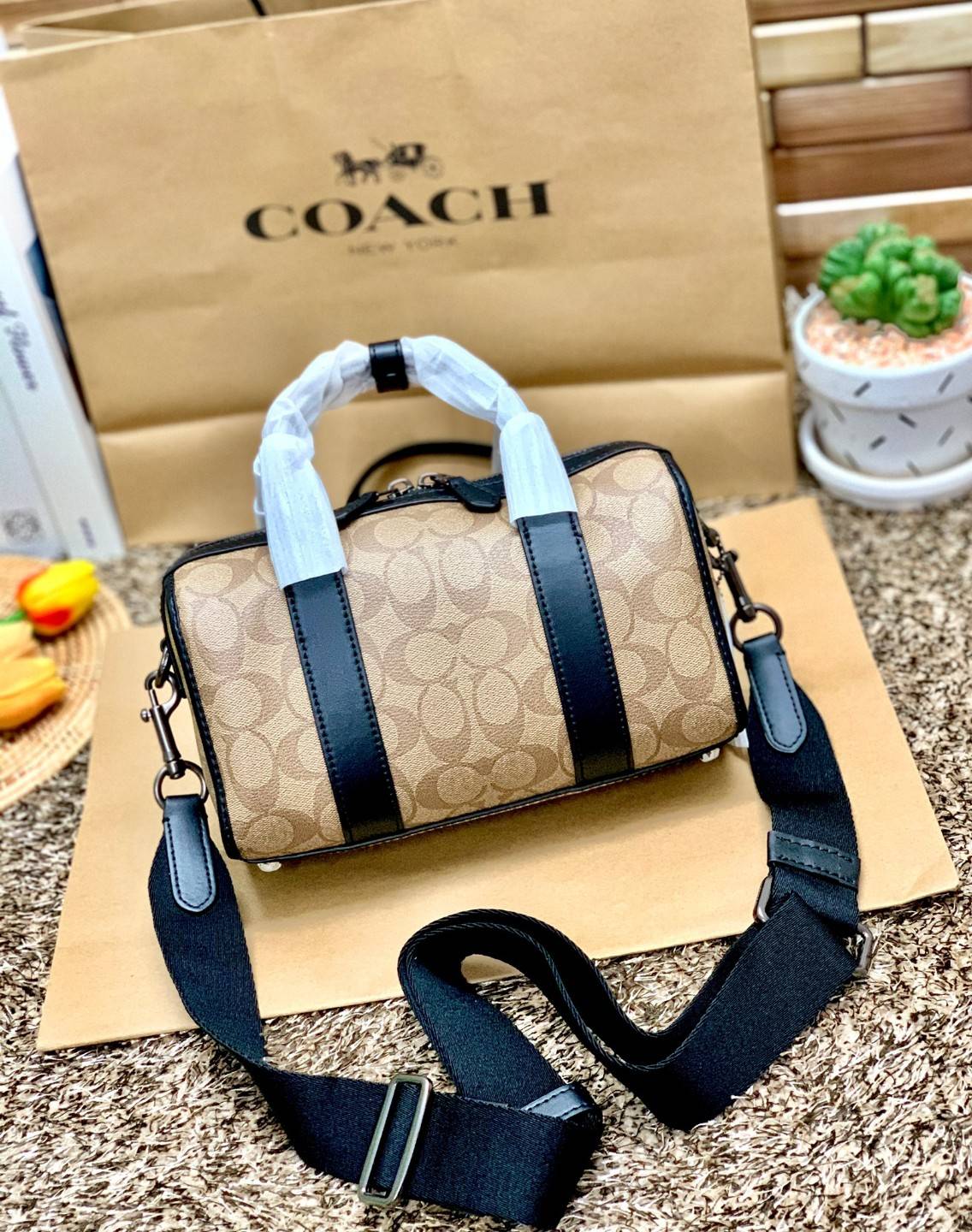 COACH GOTHAM DUFFLE 24 IN SIGNATURE CANVAS CA186 พร้อมส่ง กระเป๋าทรงหมอนรุ่นใหม่บ่าสุดปี 2022 รุ่นนี้สามารถใช้ได้ทั้งชาย//หญิง หนังแท้อย่างดี นิ่มทรงสวย มากๆค่ะ เปิด-ปิดกระเป๋าแบบซิปคู่ด้านบนมีกระดุมรวบหูหิ้วให้ด้วยนะคะ ภายในกระเป๋าสามารถใส่สัมภาระที่จำเป