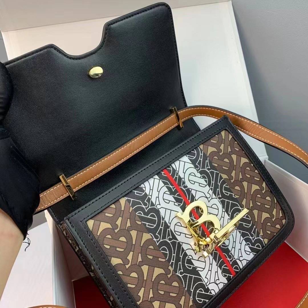 VIP หนังแท้ 】BURBERRY Brown TB-Print Canvas and Leather Crossbody Bag กระเป๋าสะพายวัสดุหนังแท้ ขึ้นลายแบรนด์โมโนเเกรมคอลเลคชั่นใหม่ทรงเหลี่ยมสวยหรูดูดี เปิดปิดด้วยฝาปิดสัญลักษณ์รูปตัวB ภายในมีช่องแบ่งเป็นสัดส่วนสามารถใส่มือถือ iphone เงิน ของจุกจิกได้ หัว