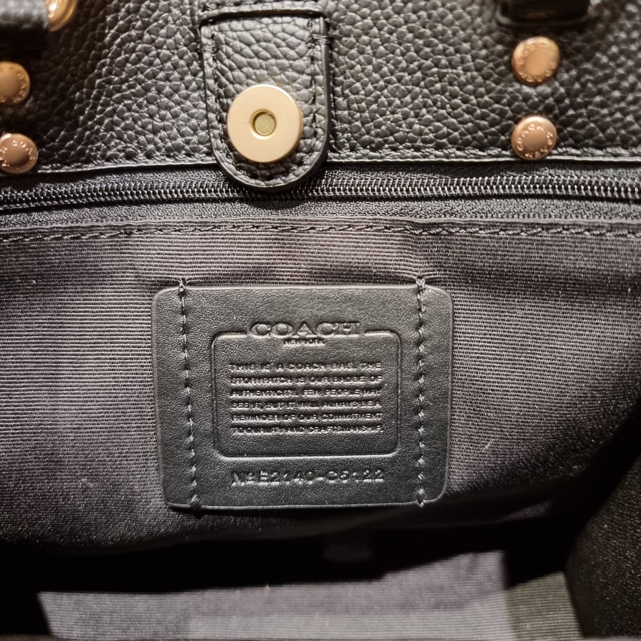 OUTLET 】COACH C5122 DEMPSEY TOTE 22 IN SIGNATURE CANVAS แรงดี กระหน่ำยอดสั่งซื้อมากจ้าแม่!! กระเป๋าทรงโท้ท 22 ที่ขนาดน่ารักน่าใช้มากๆ สาวๆถูกอกถูกใจกันนับไม่ถ้วน!! ฟังก์ชั่นการใช้งานสะดวกที่สุด มีทั้งสายคล้องในตัว และสายครอสบอดี้ ดีไซน์คลาสสิคเรียบหรู วัส