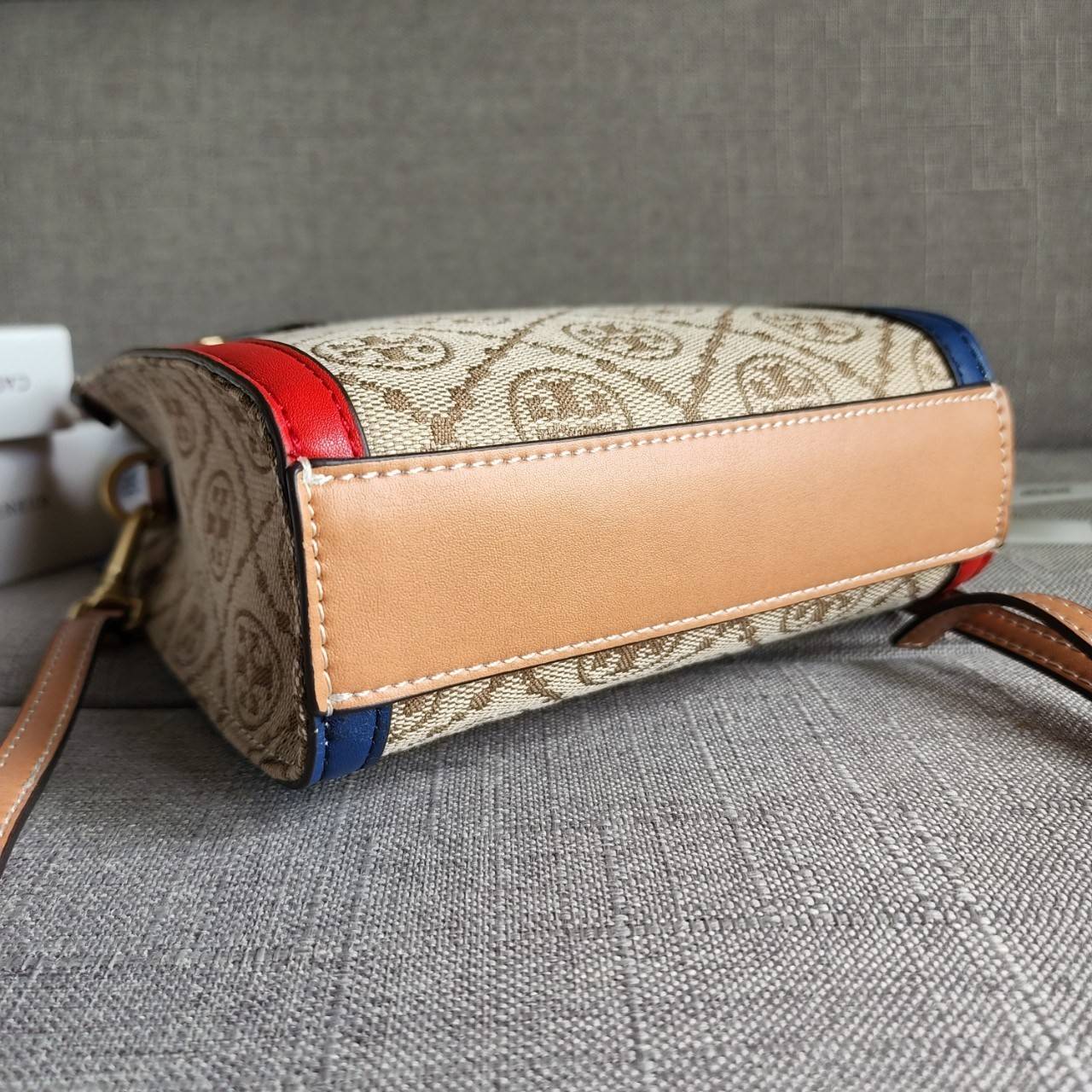 TORY BURCH T MONOGRAM COLORBlOCK JACQUARD MINI TOTE คอลเลคชั่นใหม่ล่าสุด ครอบครองก่อนใคร ไอเท็มยุคนี้รุ่นที่ควรมีติดตู้คะสาวๆ วัสดุ jacquard สลับหนังแท้ หูจับ มาพร้อมสายสะพายข้างหนังแท้ ปรับระดับได้ สายสามารถถอดออกได้ ภายในเป็นช่องโล่ง ใส่มือถือได้ กระเป๋