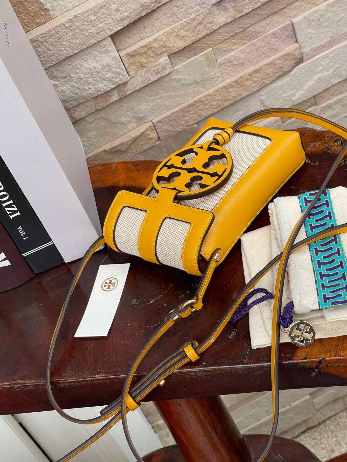 ของแท้ 💯% Tory Burch Miller Leather & Canvas Crossbody Phone Case ขึ้นชื่อว่ากระเป๋าสำหรับใส่มือถือหรือของจุกจิกต่างๆ โดยให้เหมาะกับการใช้งานนั้นมีไม่มาก คอลเลคชั่นนี้ออกมาเพื่อเอาใจสาวๆโดยเฉพาะ สีสันสุภาพ