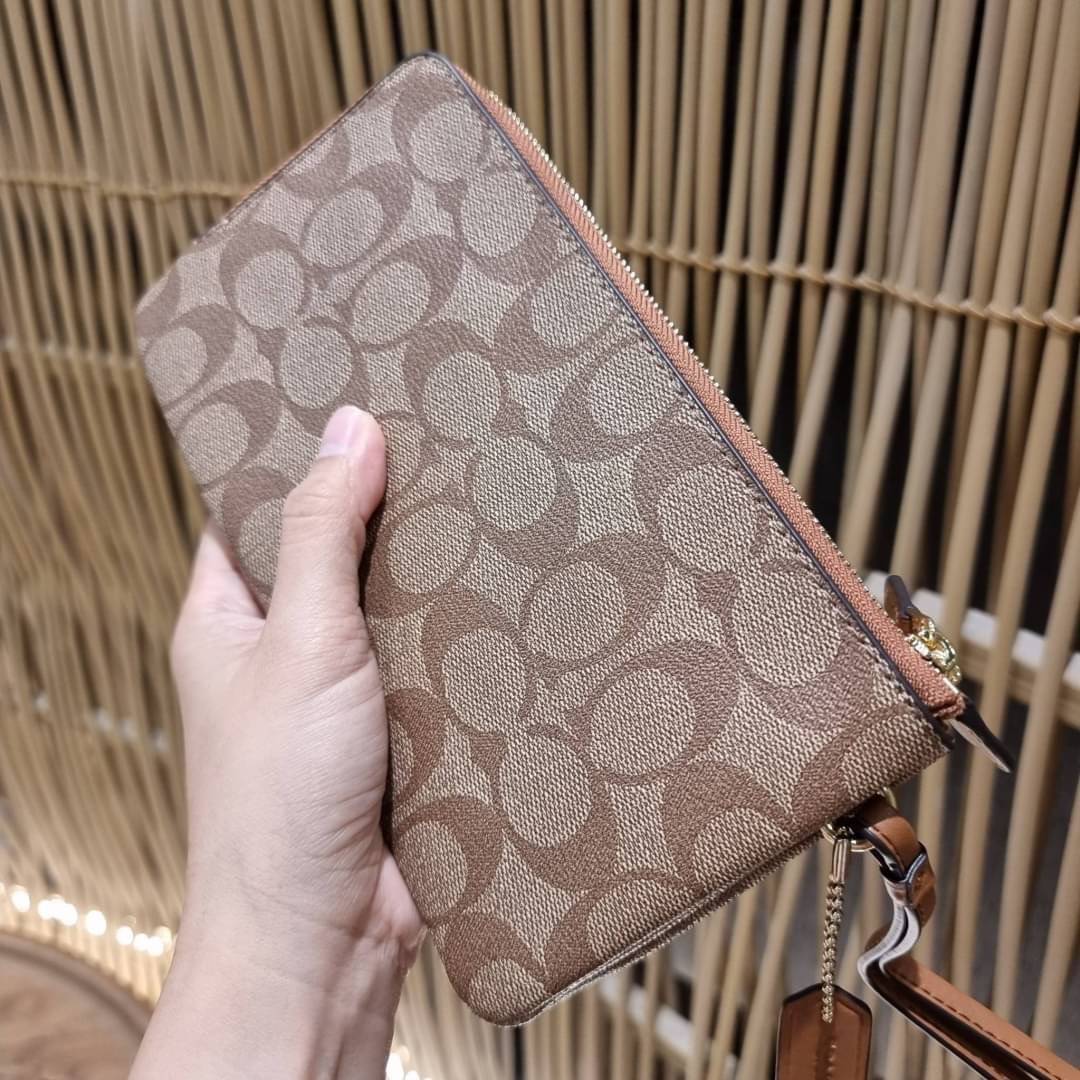 COACH F54057 DOUBLE ZIP WALLET IN SIGNATURE กระเป๋าคล้องมือ size L ใบนี้ใส่มือถือได้ทุกรุ่น ขนาดกำลังดี พกพาสะดวกมากๆ วัสดุหนังสังเคราะห์ ภายในเป็นผ้าสีสวยคม ใส่ธนบัตร ใส่บัตรได้เยอะ ใส่มือถือได้สบายๆทุกรุ่น ตอบโจทย์สาวๆที่ไม่ชอบพกเยอะวุ่นวายจ้า ใบนี้เอาอ