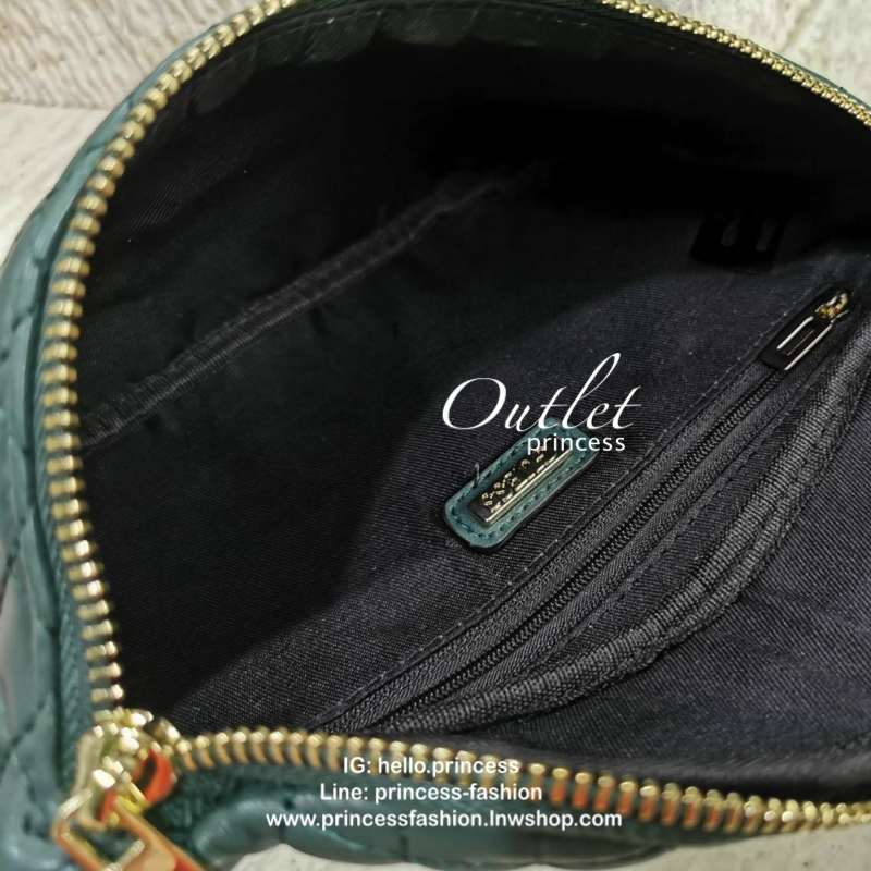 Guess Woman Factory Belt Bag กระเป๋าสะพาย/คาดเอว/คาดอก รุ่นใหม่ดีไซน์ยอดนิยมจาก GUESS FACTORY วัสดุหนังเเกะสังเคราะห์เนื้อหนานิ่มลายตาราง เปิดปิดด้วยซิปสะดวกใช้ ด้านหน้ามีโลโก้ ภายในมีโลโก้และช่องซิป มาพร้อมสายสะพายให้เลือกใช้ถึง2แบบไม่จำเจ ทั้งสายโซ่และส