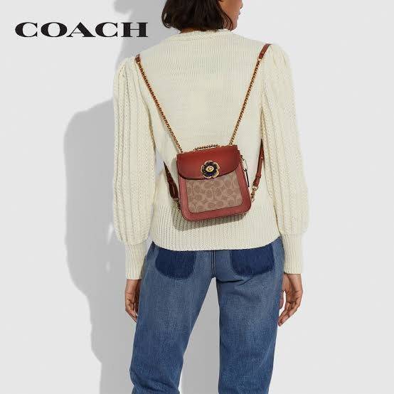 OUTLET 】COACH MADISON CONVERTIBLE BACKPACK 18 IN SIGNATURE CANVAS (C0828) ใบเดียว เปลี่ยนลุคได้เยอะขนาดนี้ ต้องมีแล้ว 🍁ใบนี้ ปรับลุคได้ตามใจสั่งเลย >> เป็นเป้ได้ คล้องไหล่ได้ คลอสบอดี้ได้ หรือจะปรับสายสั้นเก็บด้านในกระเป๋า ถือแบบสวยๆ ดูดีแบบ