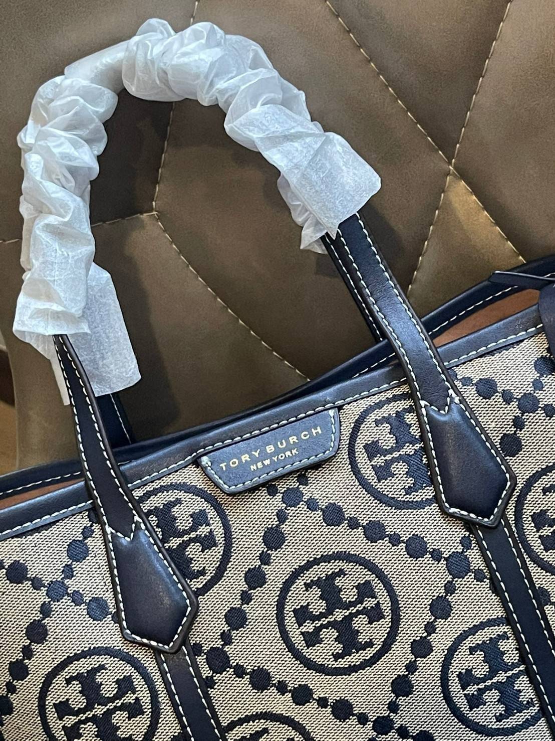 ของแท้ 💯% Tory burch perry monogram jacquard small triple compartment tote ครั้งแรกกับลายโมโนแกรม ที่ได้รับแรงบันดาลใจมาจากโลโก้สุดคลาสสิกในกระเป๋าทรงtote bag T Monogram