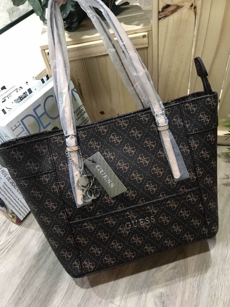 Don't Miss! GUESS SAFFIANO SHOPPER BAG กระเป๋าสะพายทรง Tote จากแบร์น GUESS วัสดุหนัง Saffiano ลาย GUESS Signature สวยอยู่ทรง ขนาดใหญ่กำลังดี น้ำหนักเบา ด้านหน้าประดับโลโก้แบรนด์ พร้อมห้อย TAG โลโก้ G อะไหล่เงินที่หูกระเป๋าถอดเเยกใช้ได้ เปิดปิดด้วยซิป