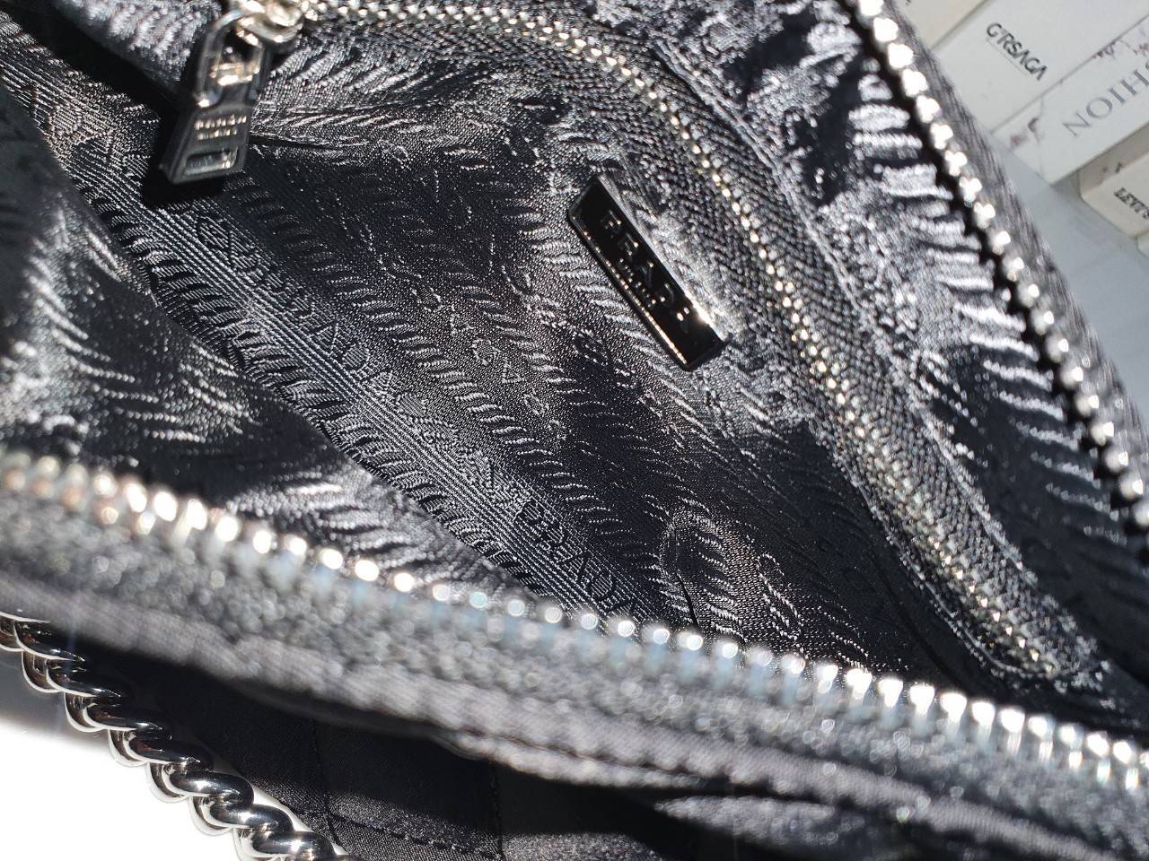 PRADA Tessuto Nylon Crossbody Bag ✨ กระเป๋าผ้าไนล่อนลายตาราง ขนาดกำลังดีกำลังน่ารักเลยค่ะ เหมาะกับการใช้เป็น EVERYDAY LOOK สุดๆ ใบนี้ห้ามพลาดเลย