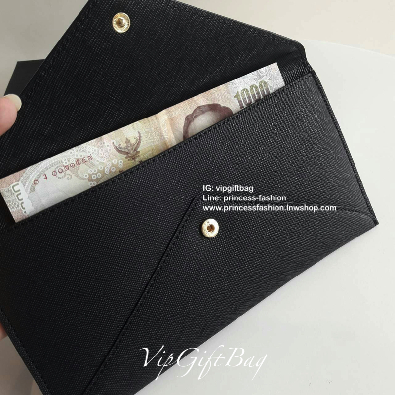 พร้อมส่งครบสีค่าาา กระเป๋าสตางค์ยาว *ทรงหรู จากงานพรีเมี่ยมกิ้ฟ จากเคาเตอร์ต่างประเทศ จากแบรนด์ PRADA ลายหนัง saffiano ของแท้ 100% เปิดปิดฝาพับ มีช่องใส่บัตร 6 ช่อง ด้านในมีช่องใหญ่2ช่อง ใส่ได้ถึงแบงค์พัน หรือจะใส่มือถือได้ถึง Iphone+ และช่องซิปใส่ของจุกจ