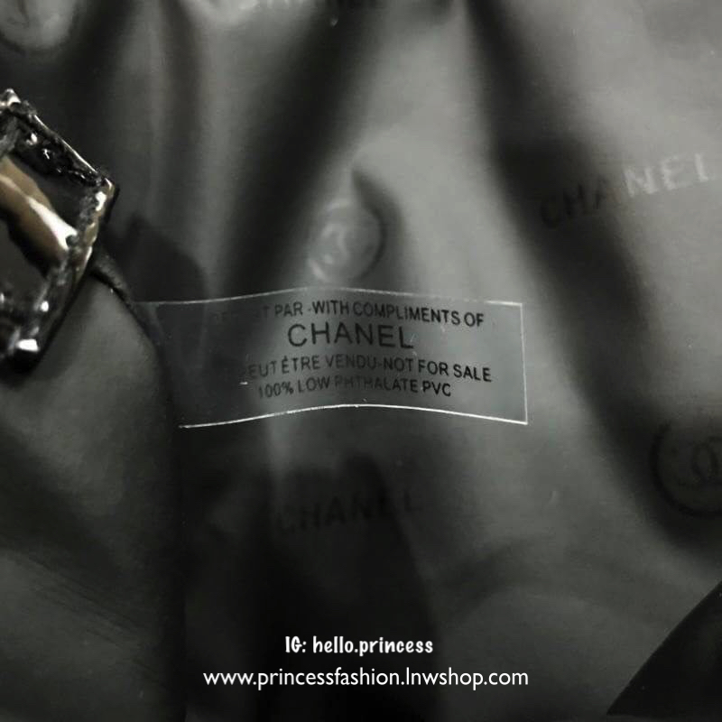 Chanel Waist Bag Gift With Purchase (GWP) กระเป๋าสะพายคาดเอวหรือคาดอก vip. gift ของแท้จาก Chanel Perfume Counter รุ่น Limited Edition วัสดุหนังนิ่มลายตาราง ทรงเหลี่ยมมีโลโก้ด้านหน้า เปิดปิดด้วยฝาปิด กระดุมแม่เหล็ก ภายในโล่ง ซับในลายเเบรนด์ ใส่มือถือได้ทุก