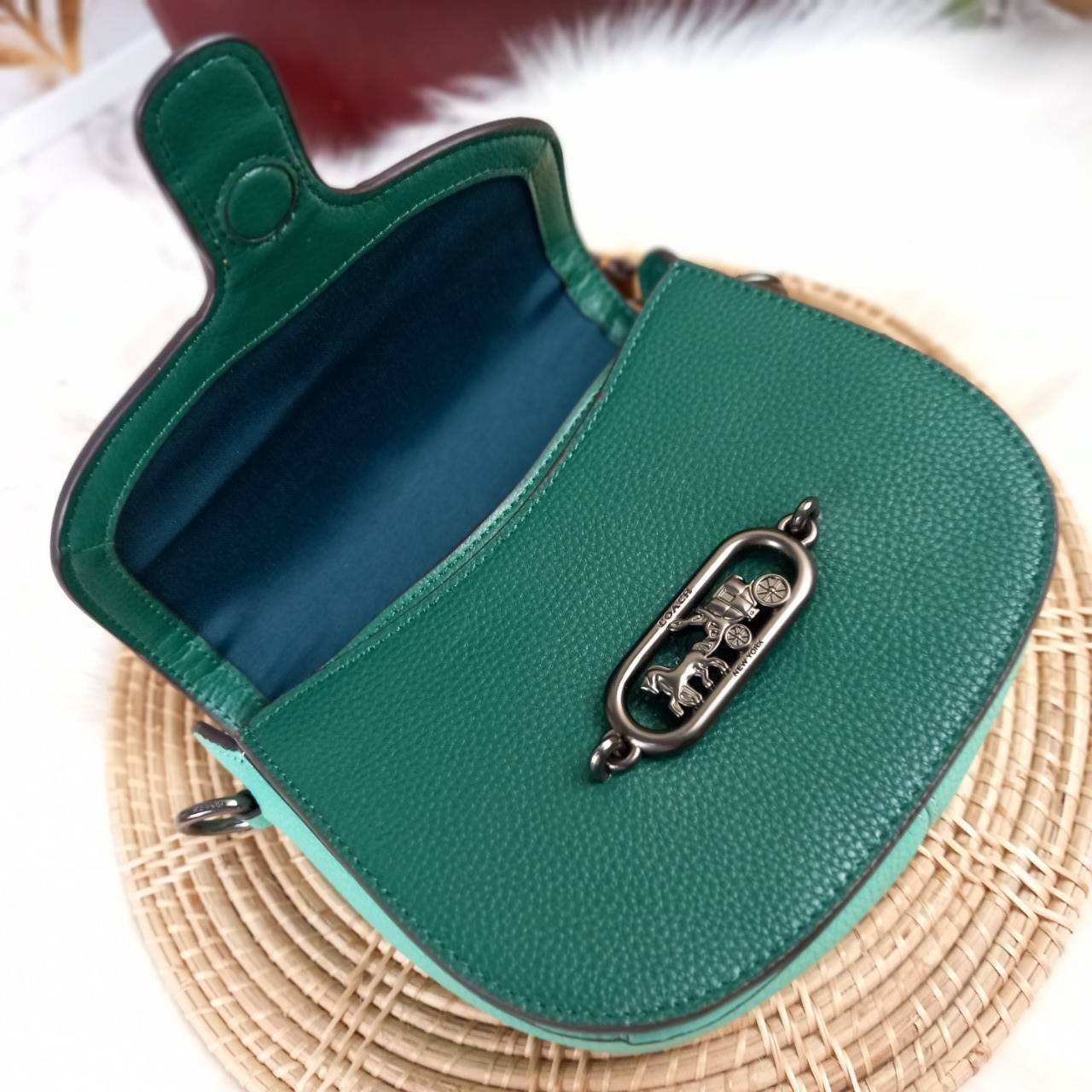 OUTLET 】COACH JADE SADDLE BAG IN COLORBLOCK (COACH 91084) สวยพิฆาตมาก สยบทุกสายตา 🌺 พร้อมส่งความสวยก่อนใคร// กระเป๋าถือ สะพาย มีสายสะพายยาว ถอดและเลื่อนปรับระดับได้ //วัสดุหนังแท้เต็มใบ หนังคุณภาพ ขึ้นทรงสวยมากๆ งานสวยคมกริบที่สุด //ฝาเปิดเป็นแบบฝ