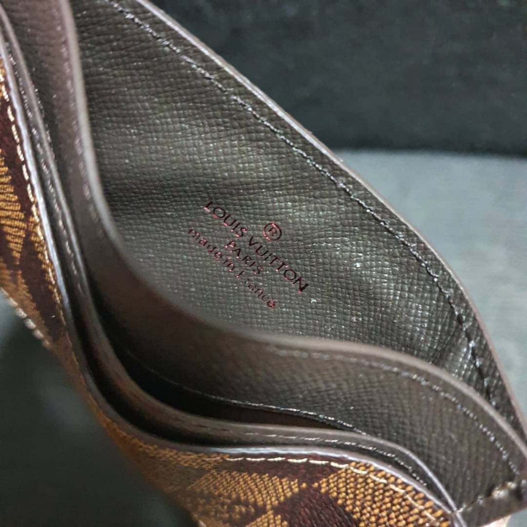 งานหรูเว่อวัง LOUIS VUITTON CARD HOLDER (GWP) 💳 ที่ใส่บัตร จากพรีเมี่ยมกิ้ฟแบรนด์หรู ดีไซน์สวยเก๋ หนังแท้ลายสวยเป็นเอกลักษณ์ ขนาดกำลังดี ใส่บัตรอย่างน้อย 7 ใบ พกพาสะดวก จะซื้อไว้ใส่บัตรใบหรู หรือซื้อให้เป็นของขวัญ ก็ควรค่าที่สุดคะ ห้ามพลาดนะคะ