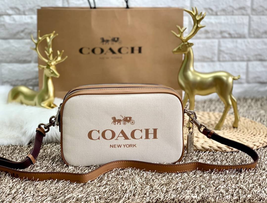 COACH JES CROSSBODY BAG ((6519)) พร้อมส่งที่ไทยก่อนใคร! กระเป๋าสะพายแบบครอสบอดี้ร์ วัสดุแคนวาส+หนัง ได้ลงตัวสวยงามค่ะ สีของกระเป๋าดูละมุลตาดีมากค่ะ ✔️ตัวกระเป๋ามี2ช่องซิปหลัก ภายในกว้างสามารถใส่กระเป๋าเงินใบยาวได้;มือถือได้ทุกรุ่น;ของจำเป็นอื่นๆได้