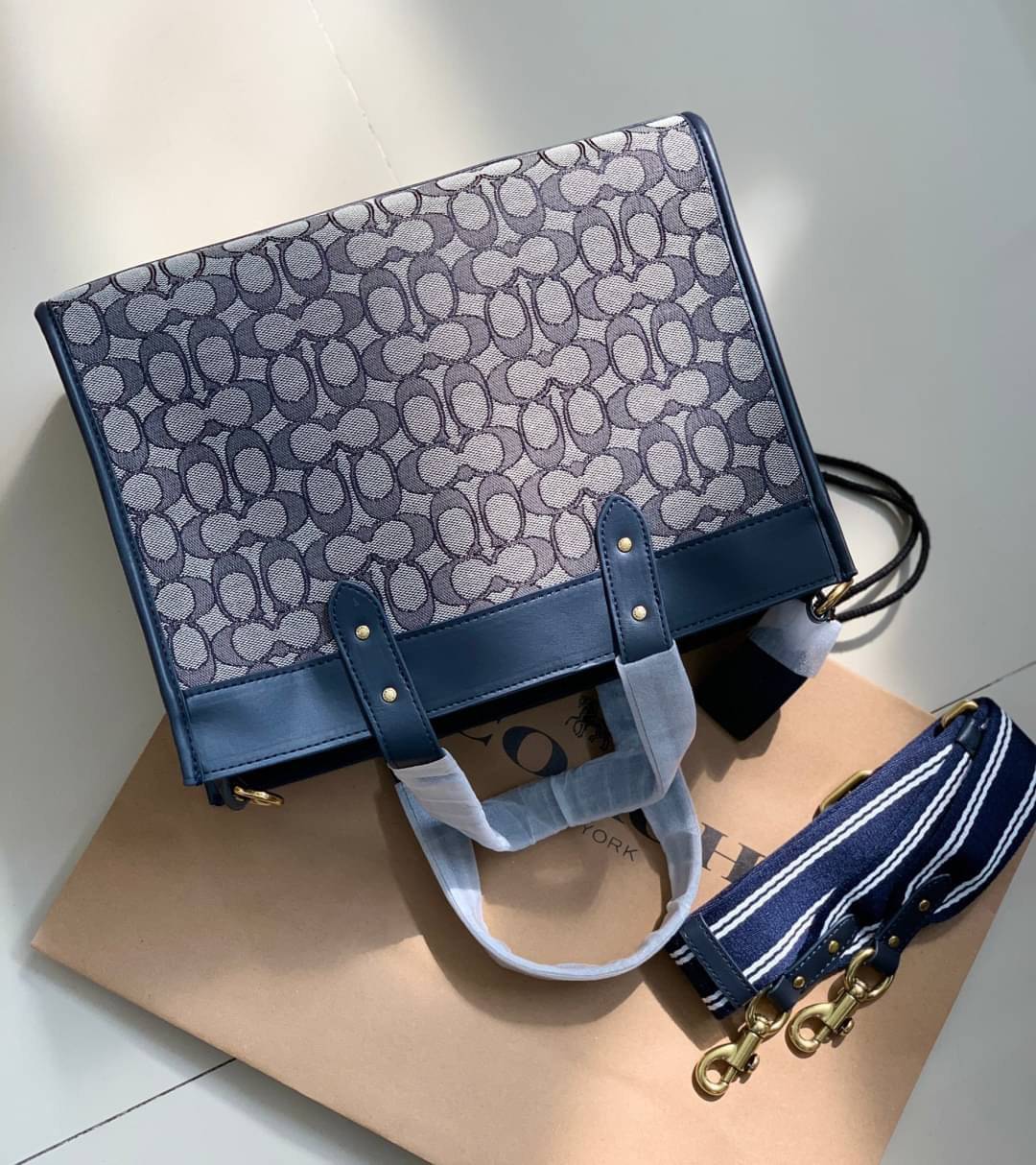 สวยๆ เคลียสต๊อค มีไม่มากจร้าา! COACH TOTE FIELD JACQUARD BAG ((C3282)) กระเป๋าหิ้ว//สะพายข้าง JacquardลายC+หนังแท้ สวยงามลงตัวมากๆค่ะ ปากกระเป๋าเปิดปิดแบบกระดุมแม่เหล็ก ภายในกว้าง สาวๆทีาสัมภาระเยอะบอกเลยเหมาะมากค่ะ